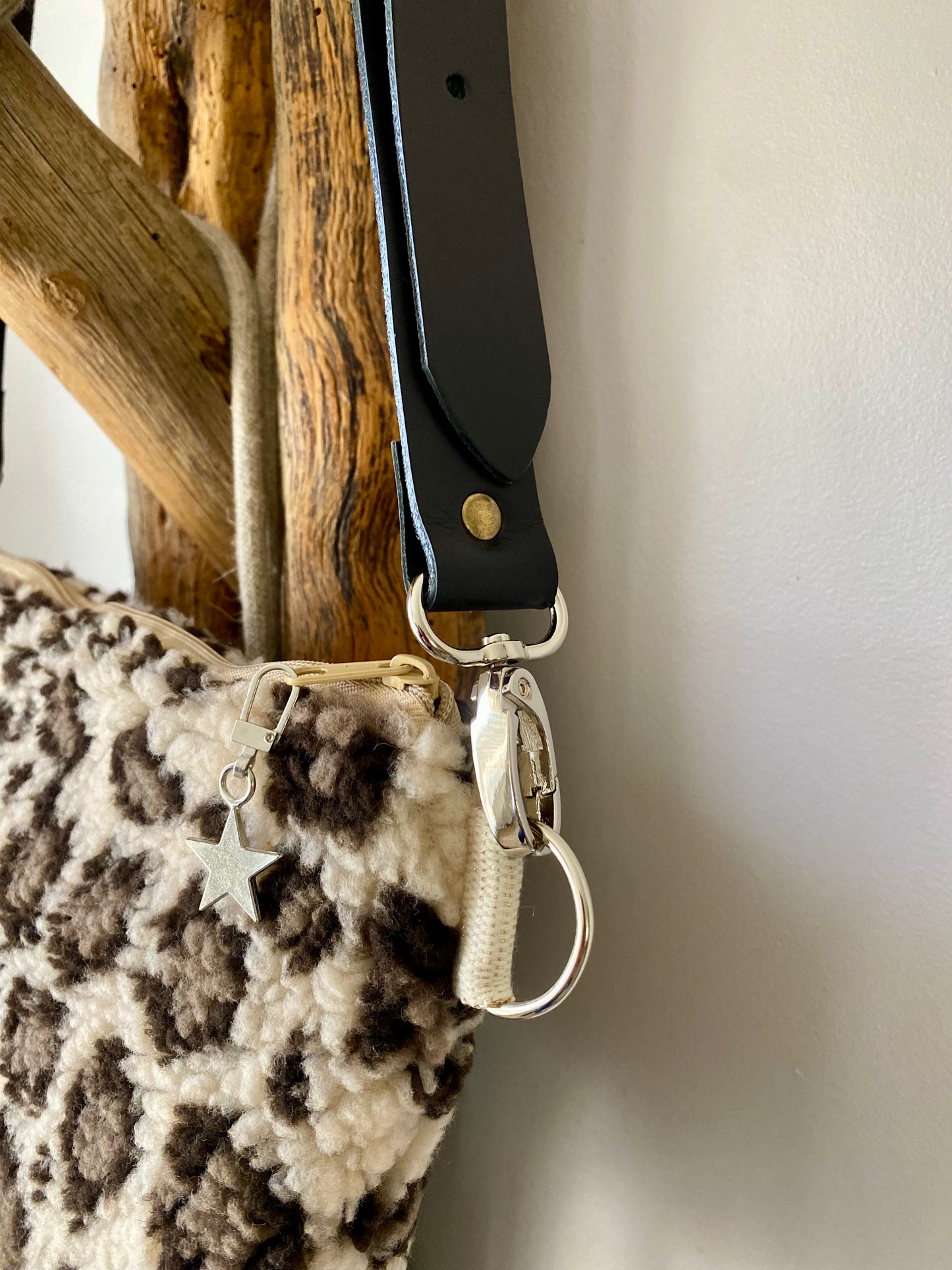 MOUMOUTTE pochette bandoulière en fausse fourrure léopard , sangle cuir