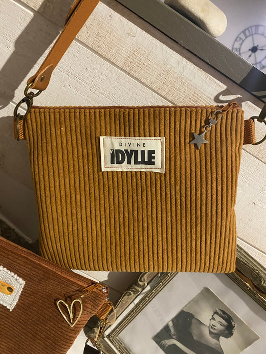 POCHETTES bandoulière velours, sangle cuir réglable et amovible.