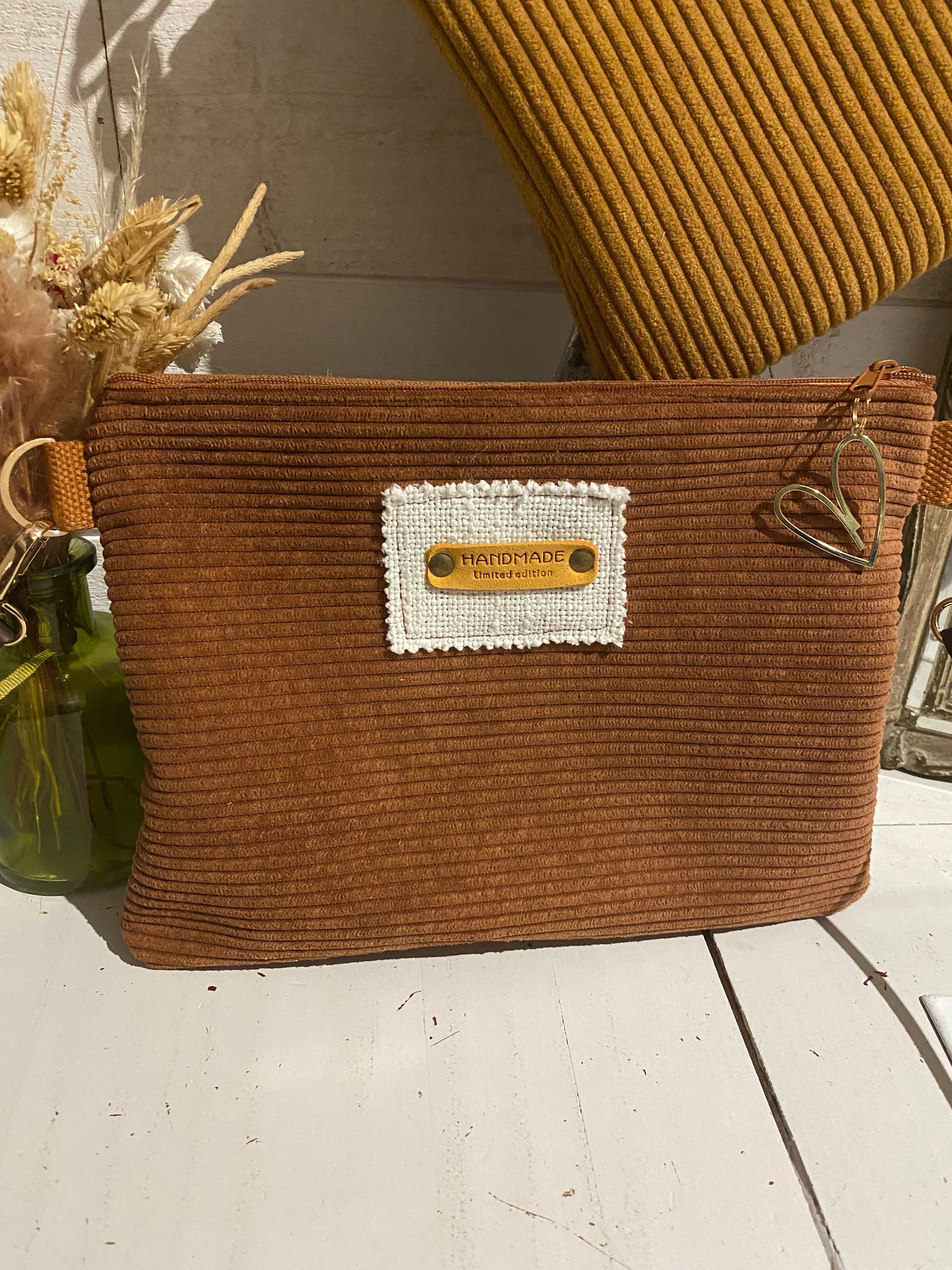 POCHETTES bandoulière velours, sangle cuir réglable et amovible.