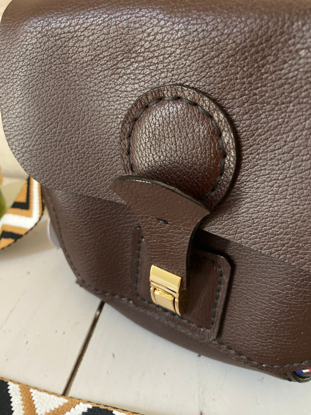 SILLAGE , sac cuir chocolat , porté bandoulière.