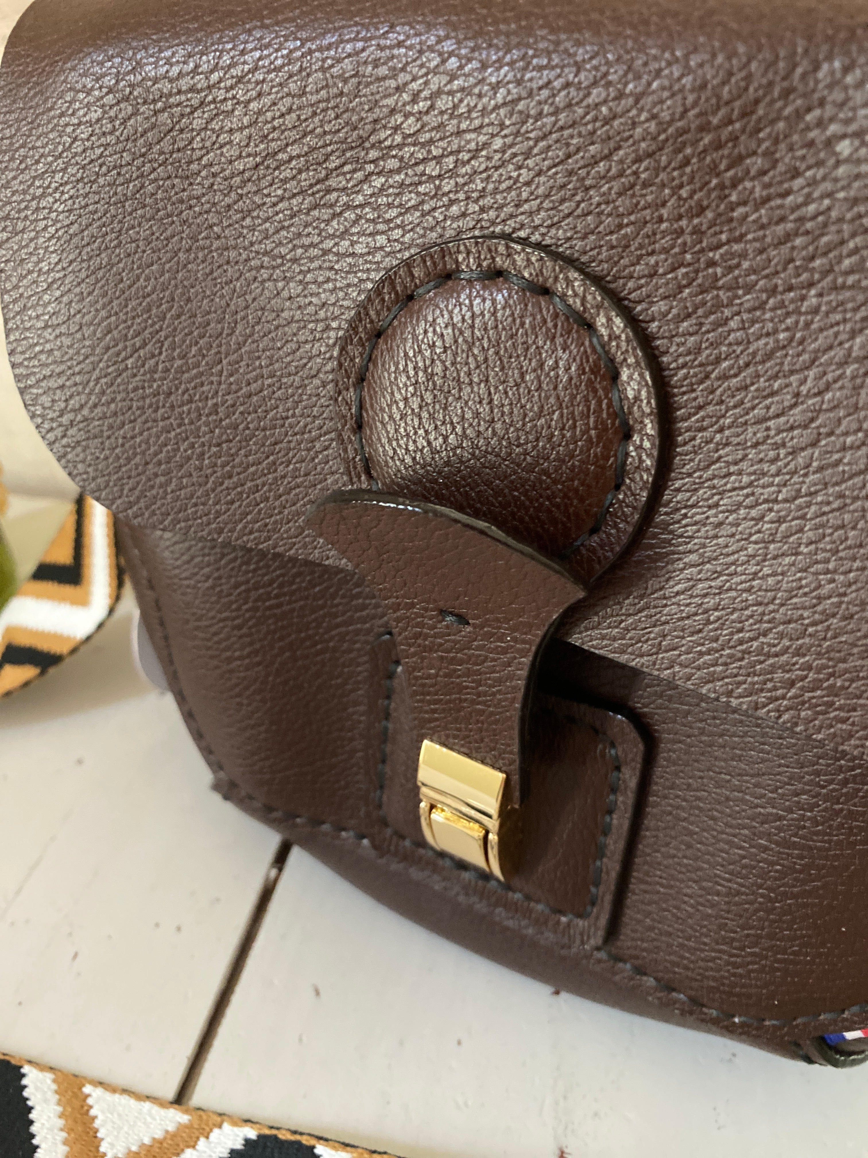 SILLAGE , sac cuir chocolat , porté bandoulière.