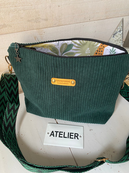 VELOURS Sac bandoulière zippé , sangle fantaisie.