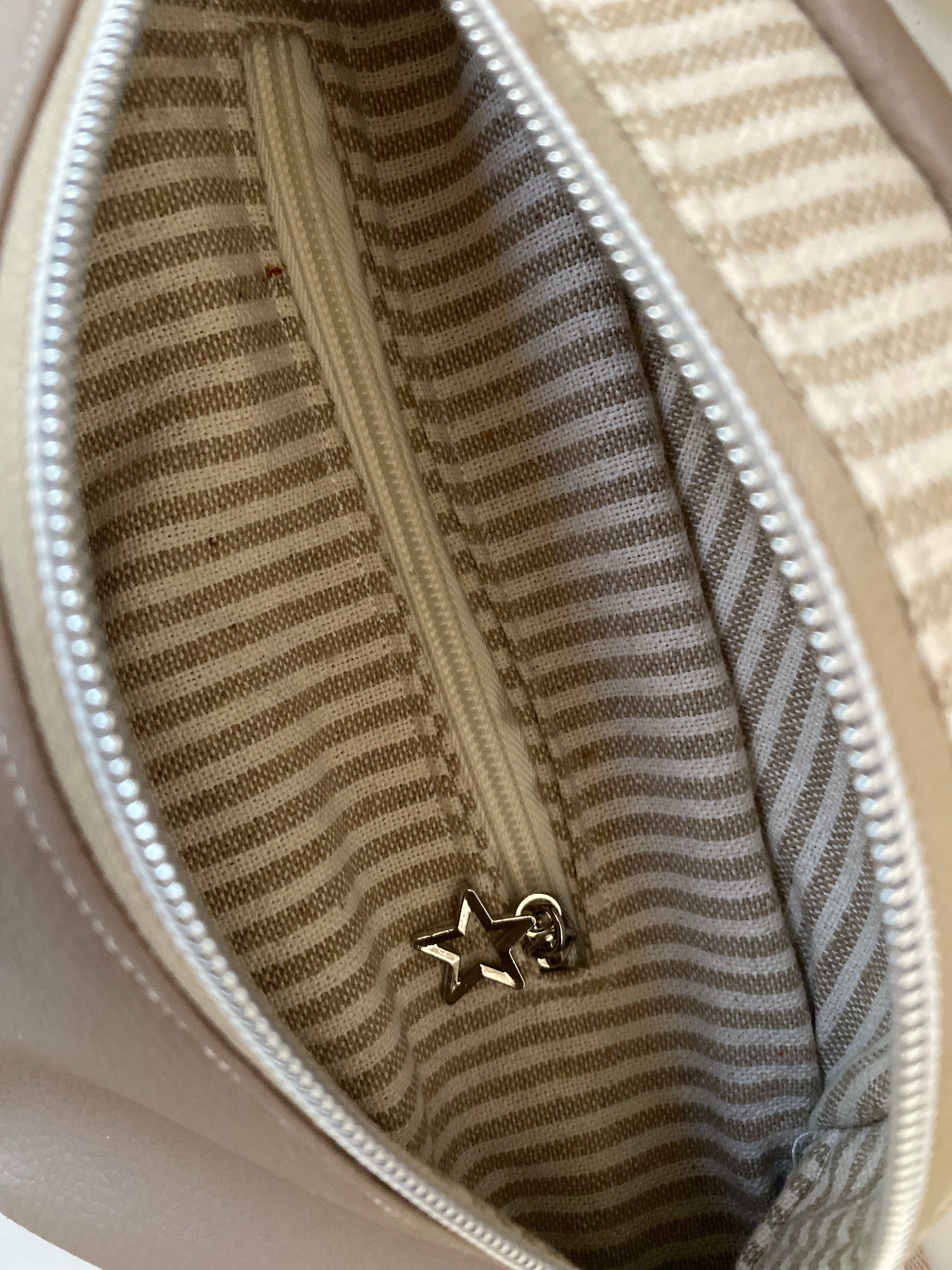 BANANE simili beige , doublée coton , avec poche