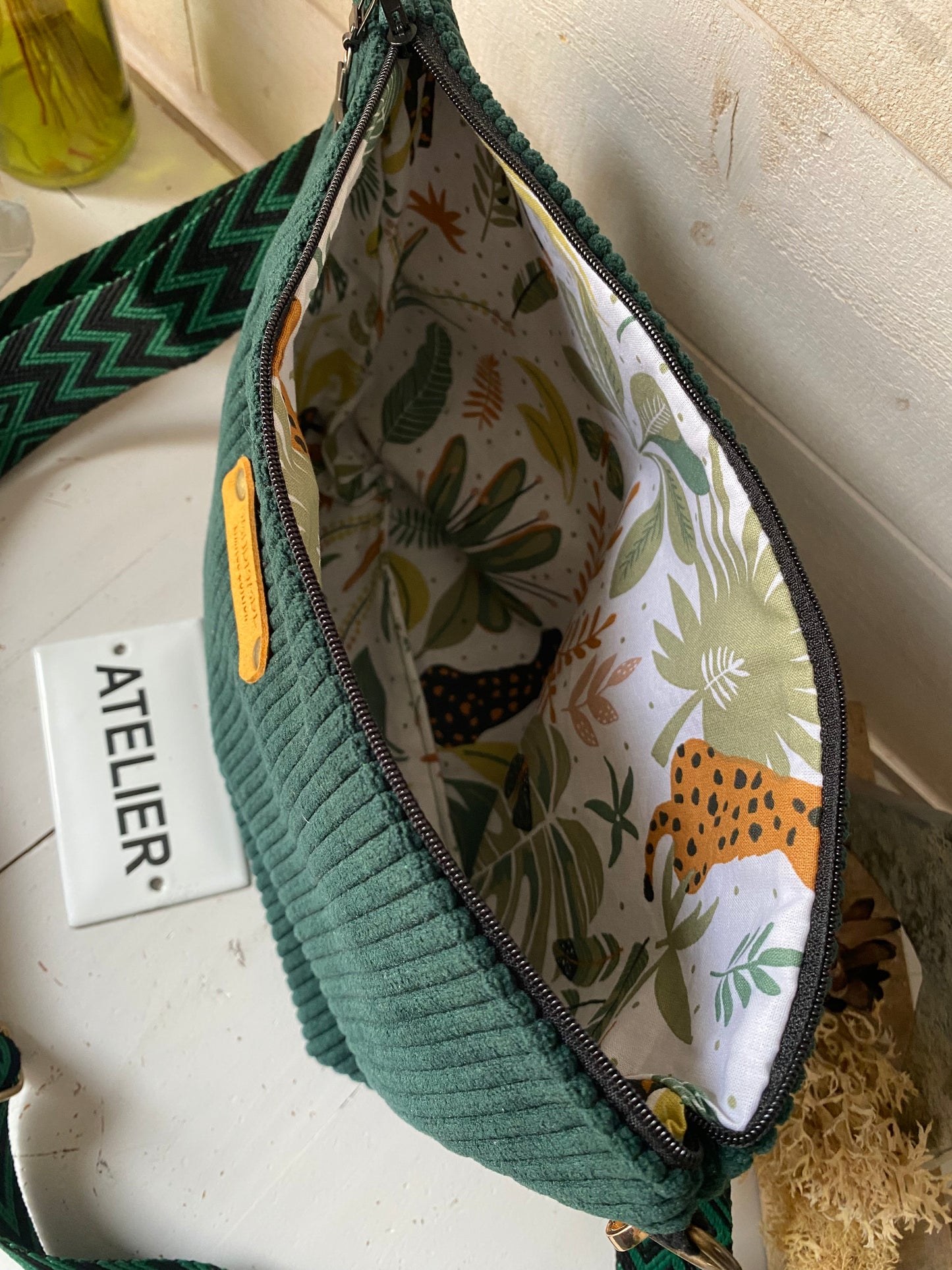 VELOURS Sac bandoulière zippé , sangle fantaisie.