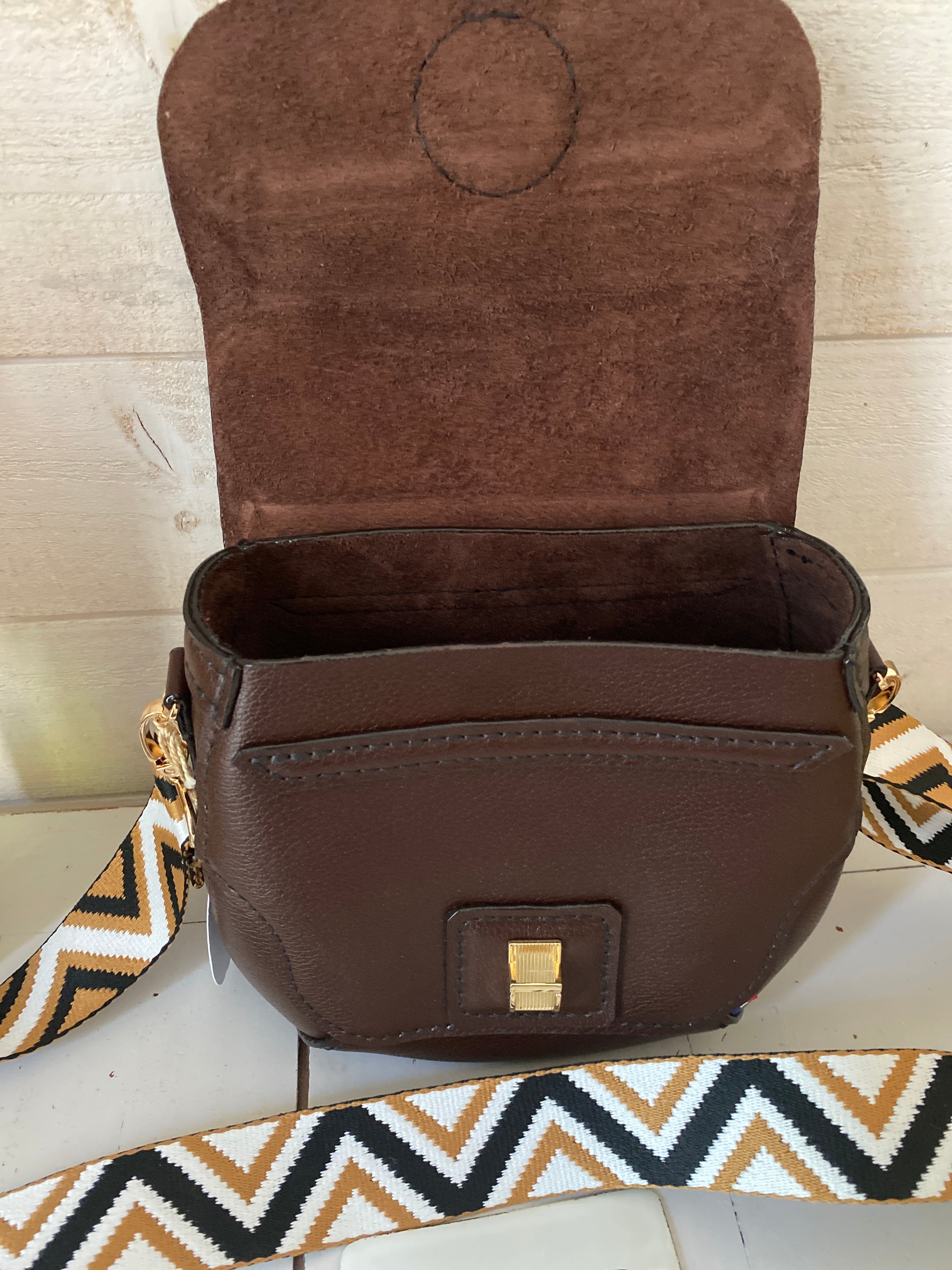 SILLAGE , sac cuir chocolat , porté bandoulière.