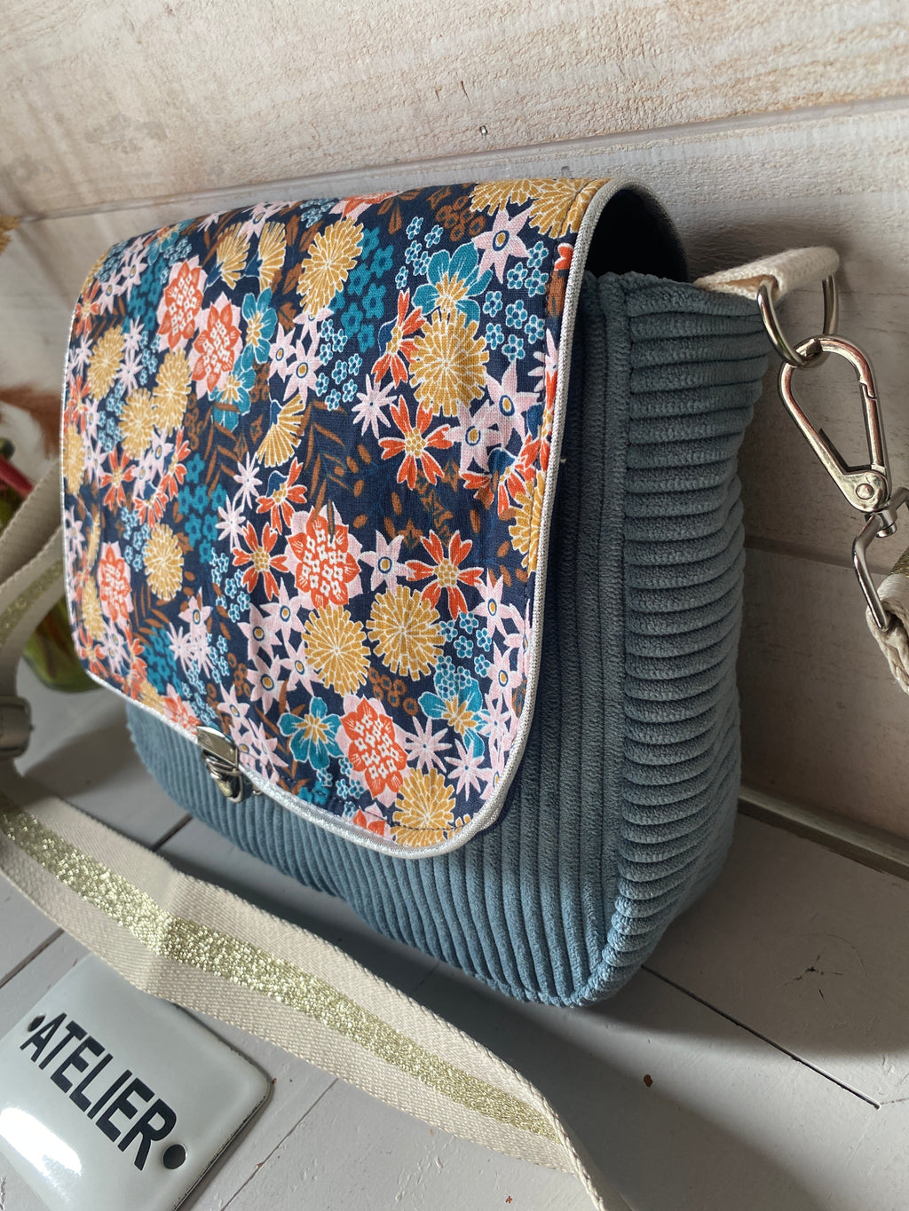BESACE velours , gris bleu  acier .