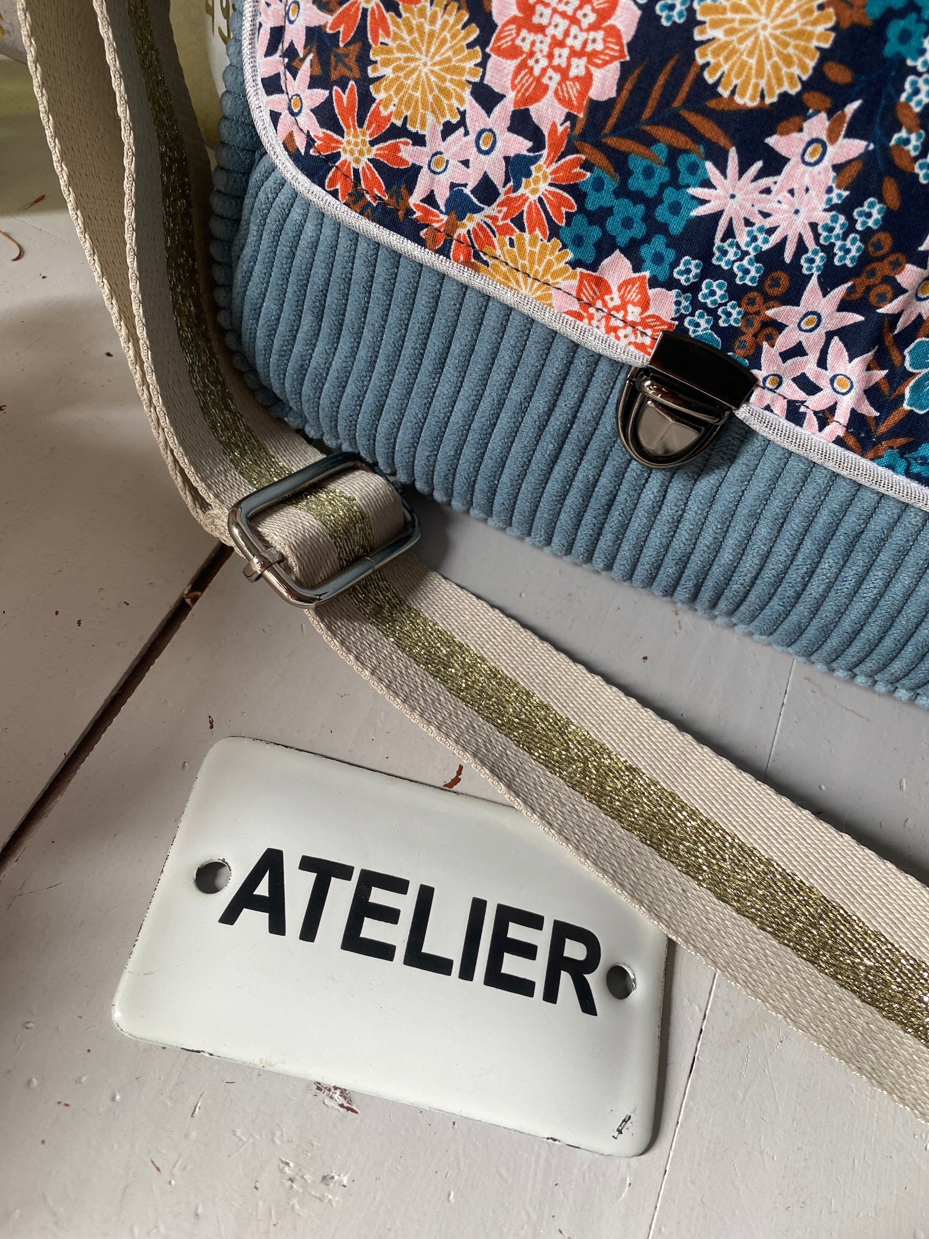 BESACE velours , gris bleu  acier .