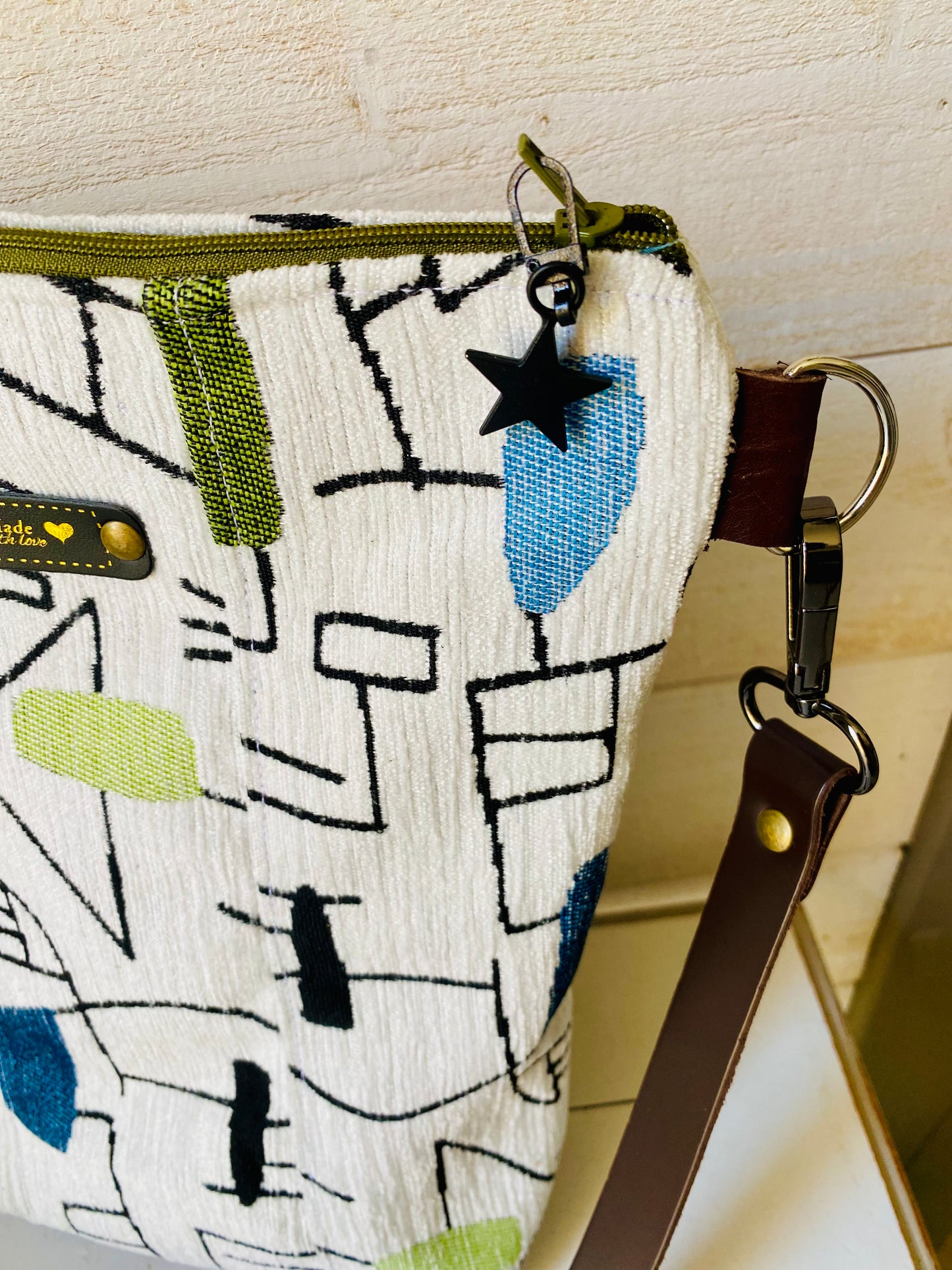 KANDINSKY inspiration . Sac bandoulière aspect velours. Sangle cuir brun