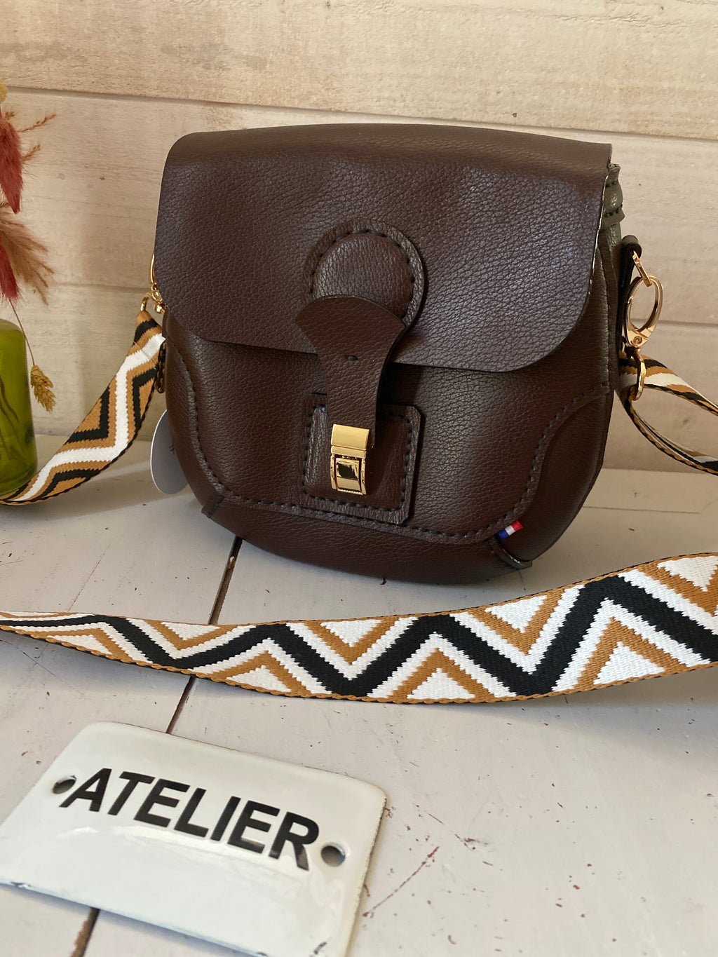 SILLAGE , sac cuir chocolat , porté bandoulière.