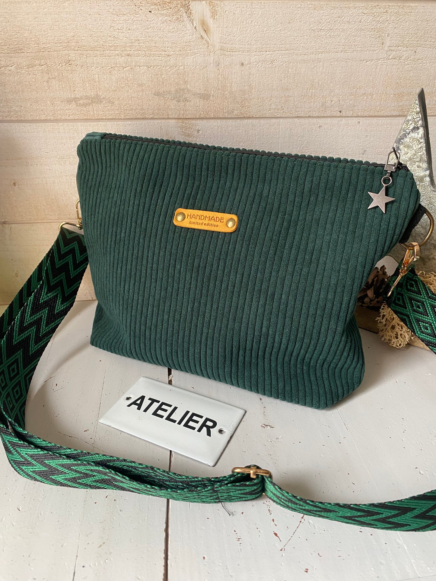 VELOURS Sac bandoulière zippé , sangle fantaisie.