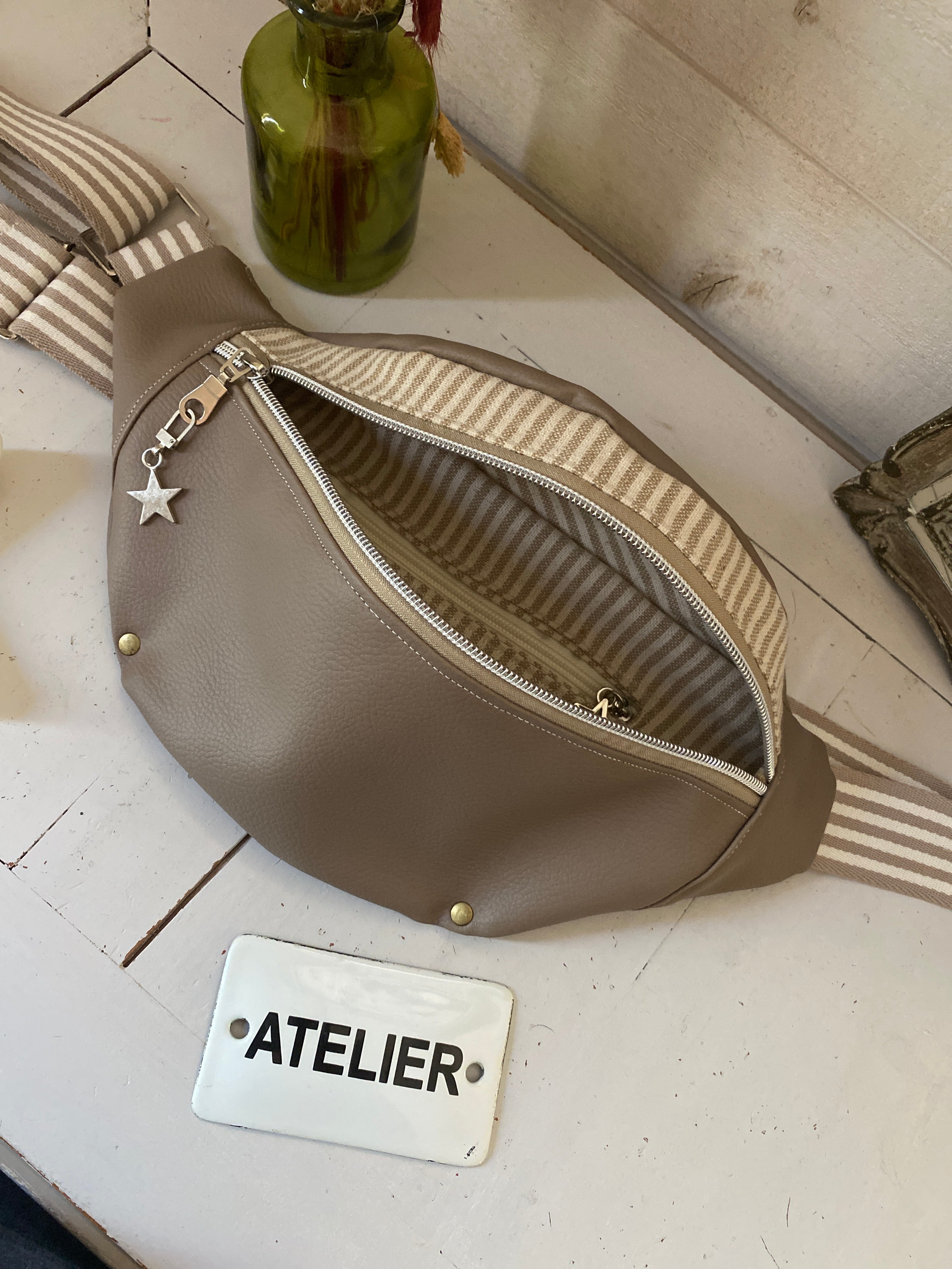 BANANE simili beige , doublée coton , avec poche