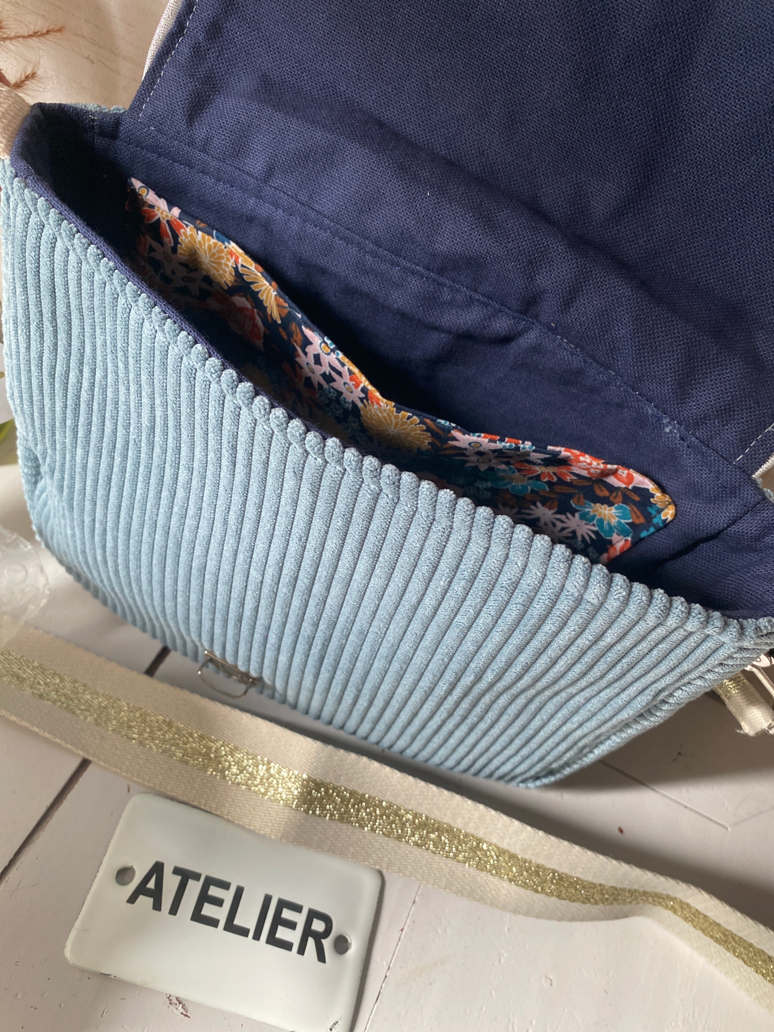 BESACE velours , gris bleu  acier .