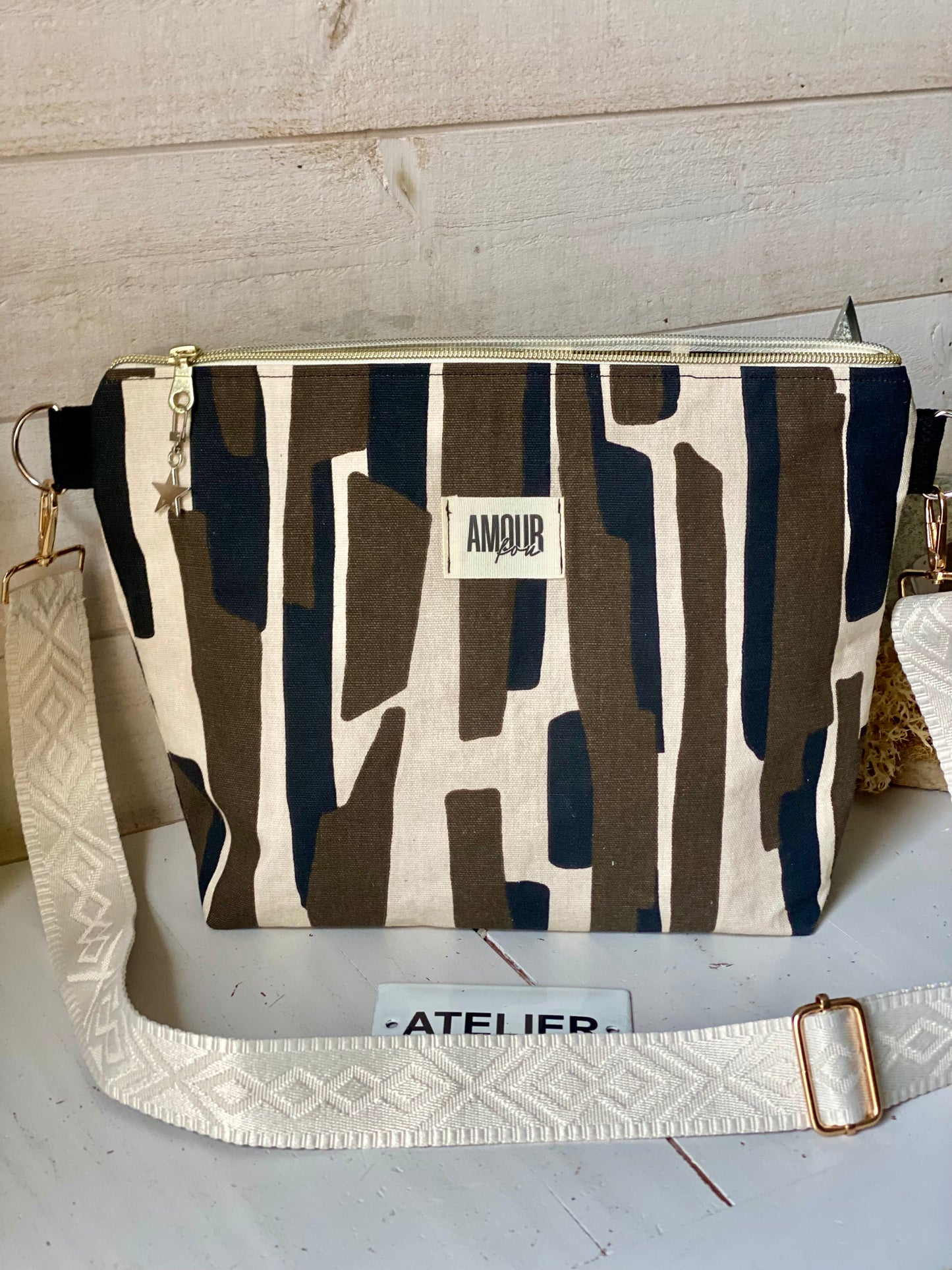 AMOUR FOU , sac bandoulière , une poche intérieure .