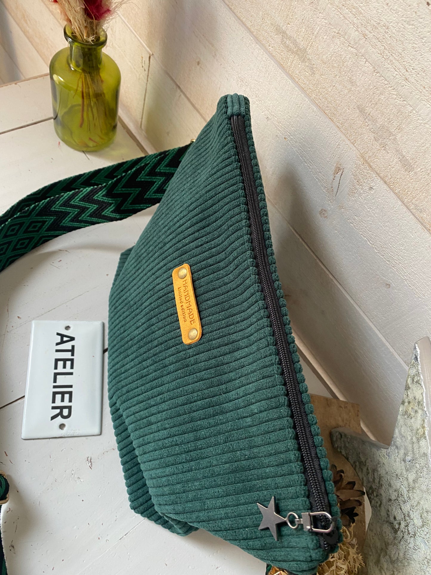 VELOURS Sac bandoulière zippé , sangle fantaisie.