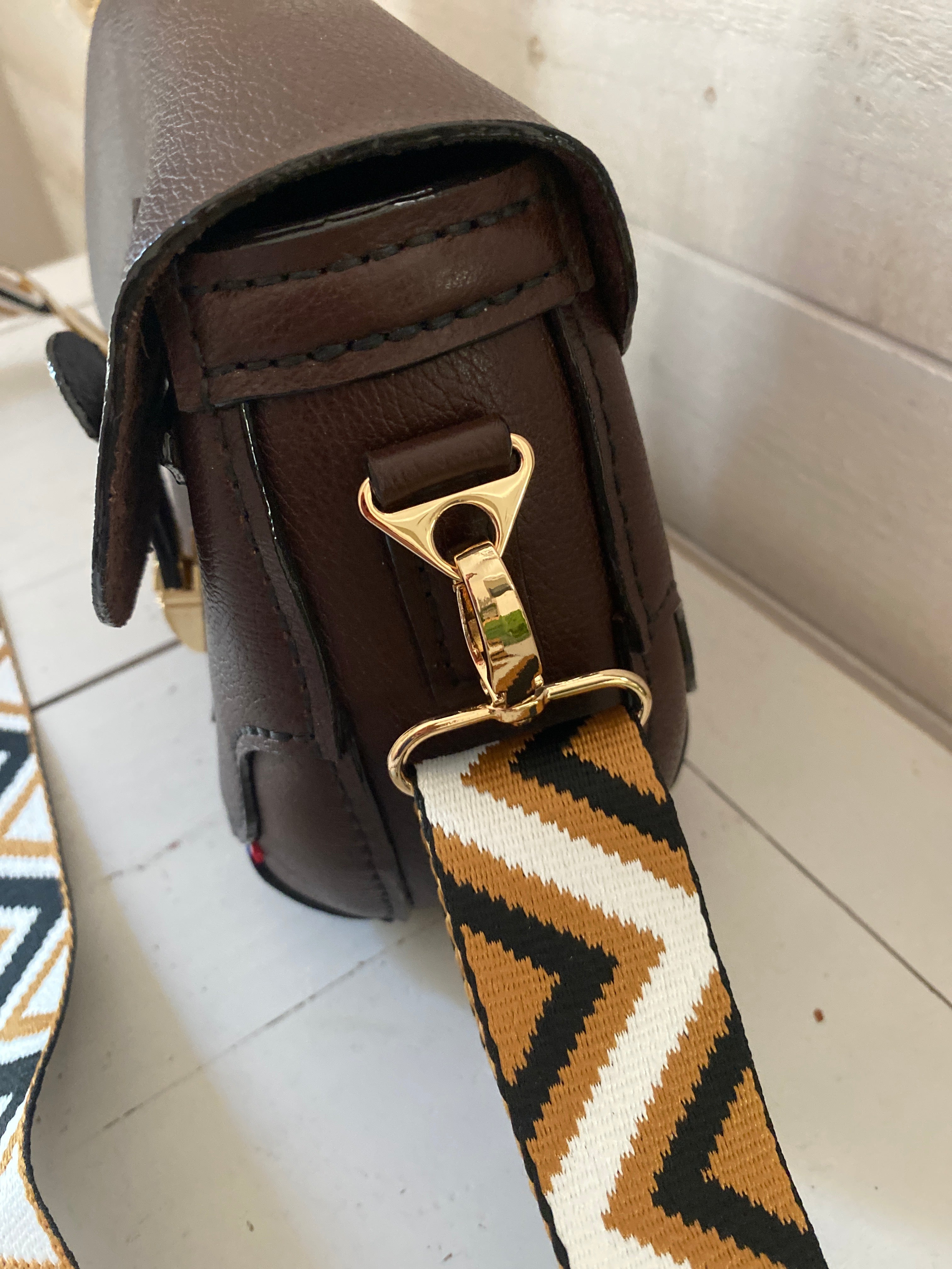 SILLAGE , sac cuir chocolat , porté bandoulière.