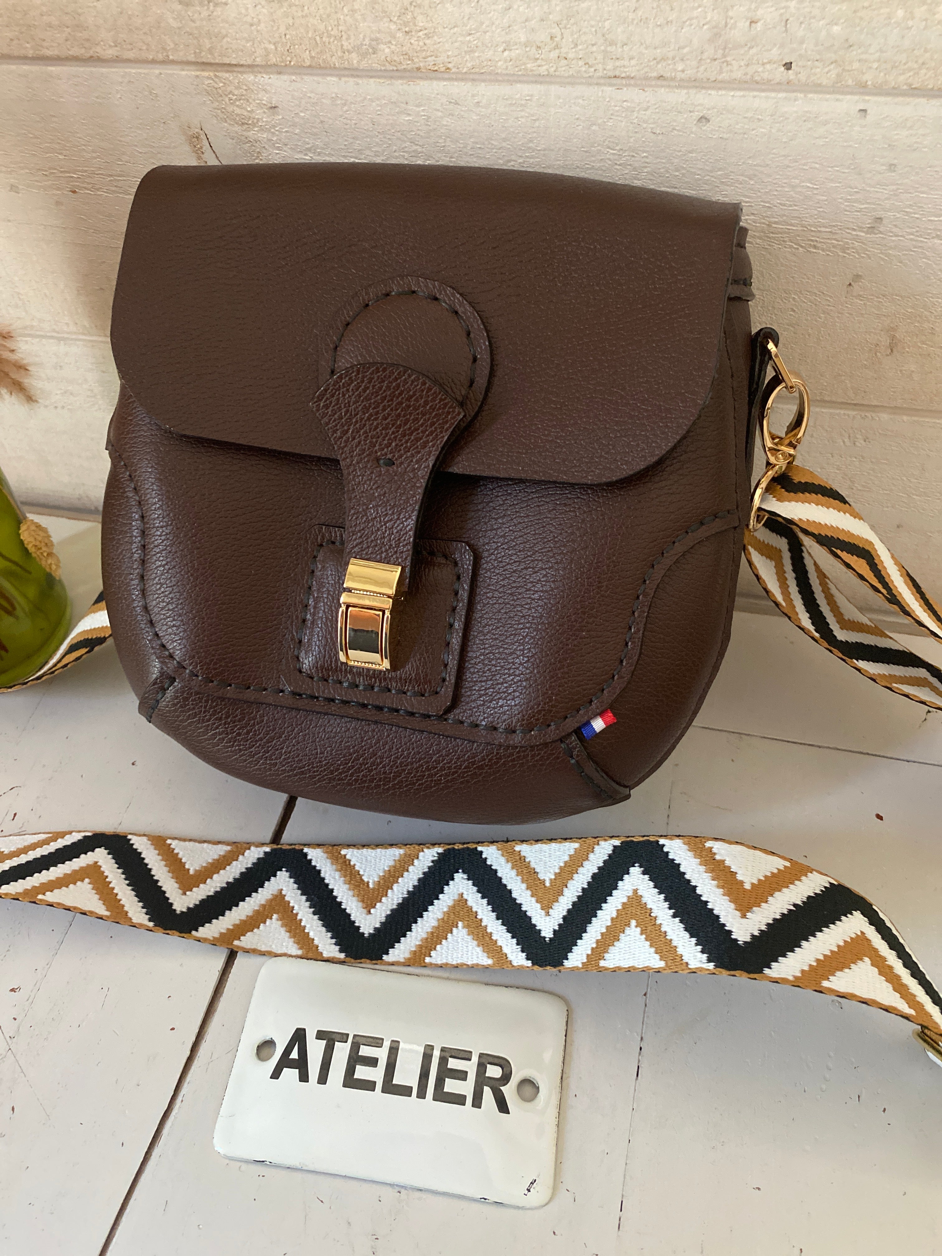 SILLAGE , sac cuir chocolat , porté bandoulière.