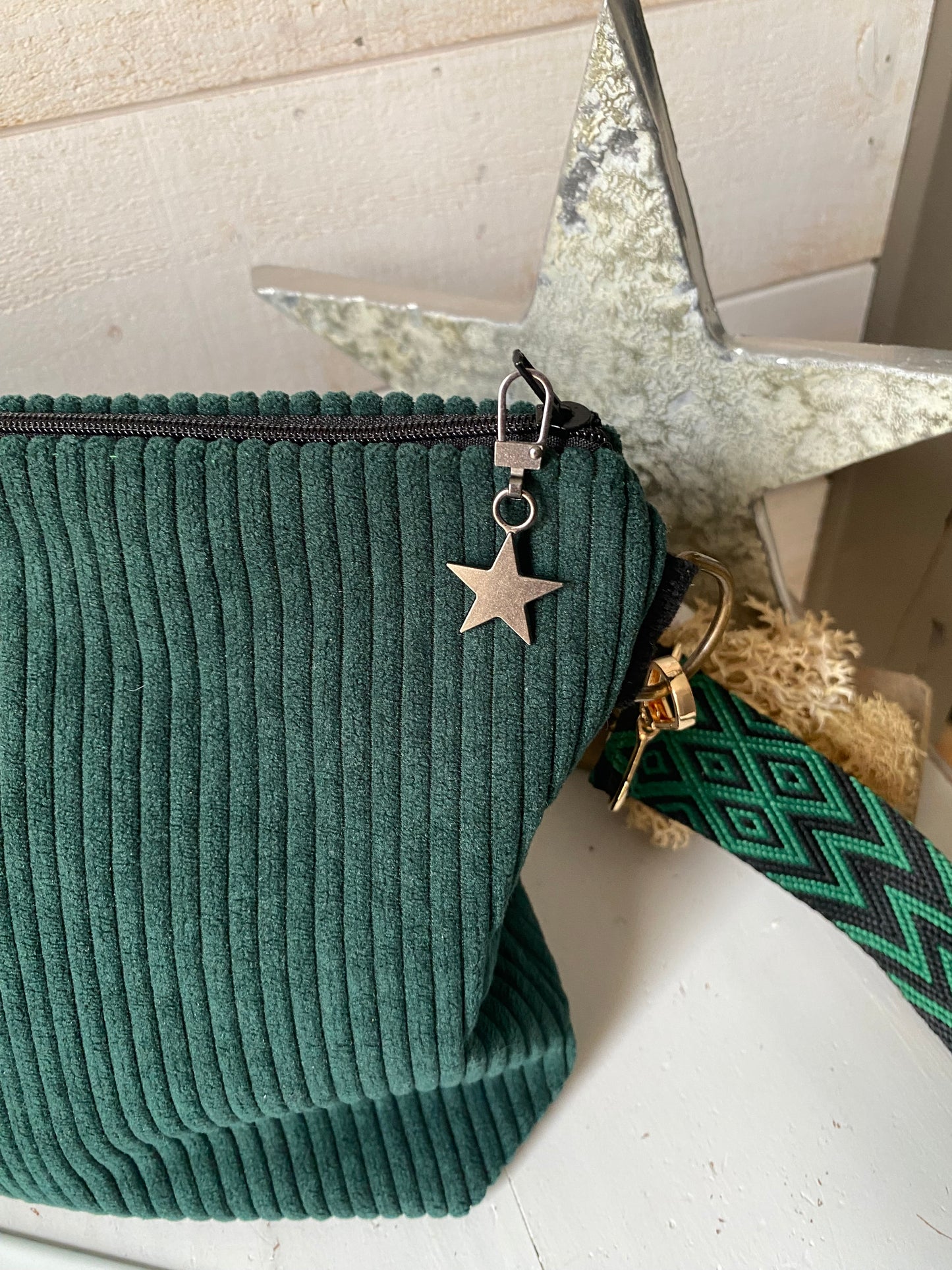 VELOURS Sac bandoulière zippé , sangle fantaisie.