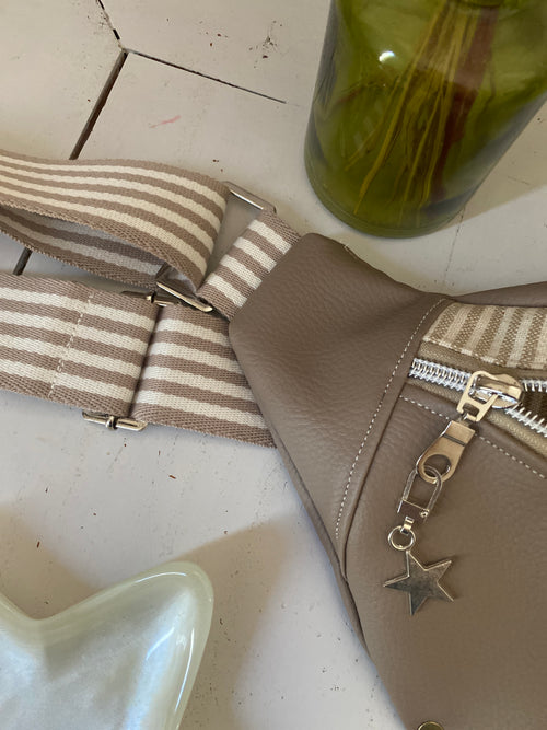 BANANE simili beige , doublée coton , avec poche