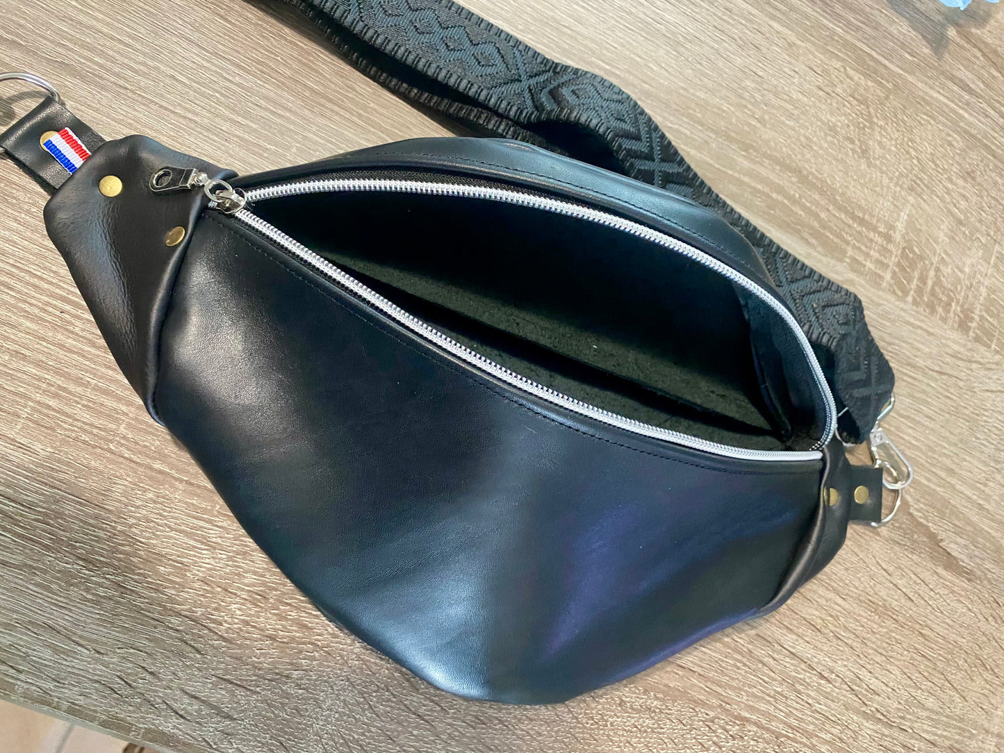 BANANE cuir noir , rivetée.