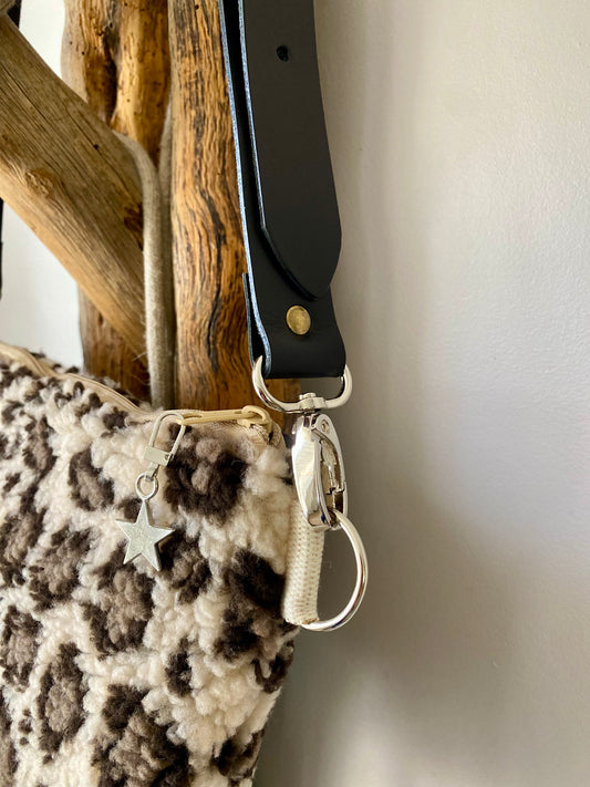 MOUMOUTTE pochette bandoulière en fausse fourrure léopard , sangle cuir