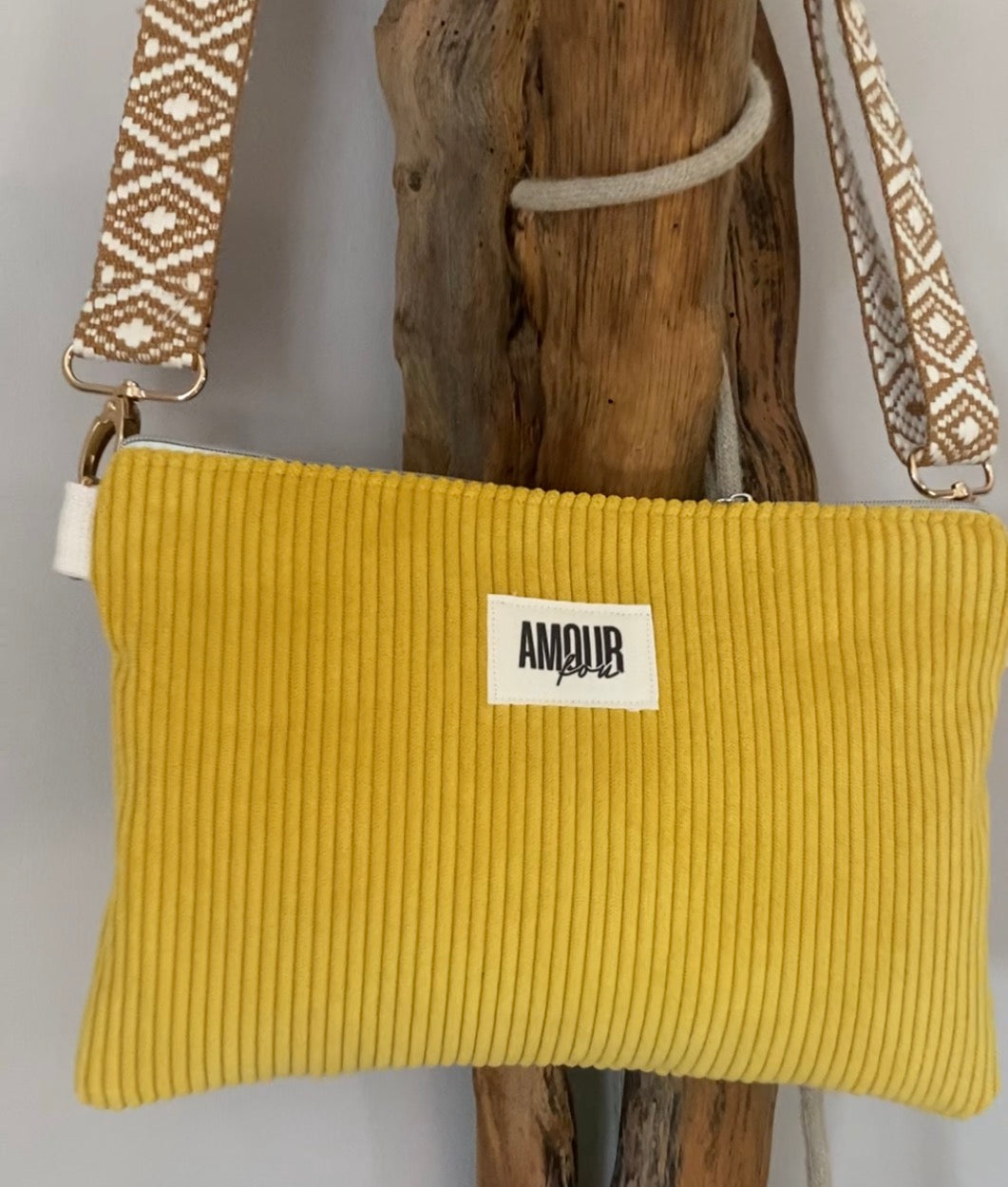 Sac bandoulière VELOURS jaune .