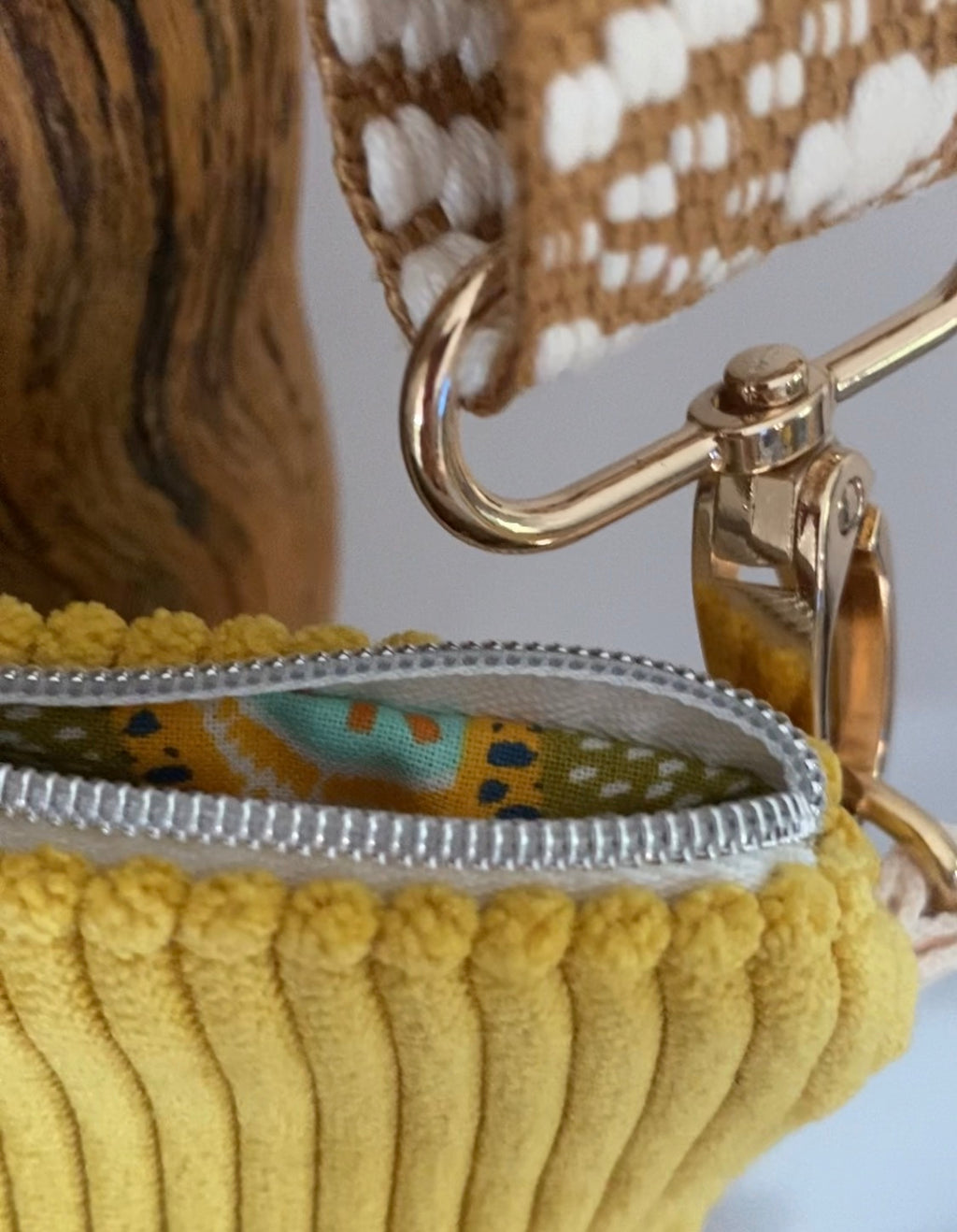 Sac bandoulière VELOURS jaune .
