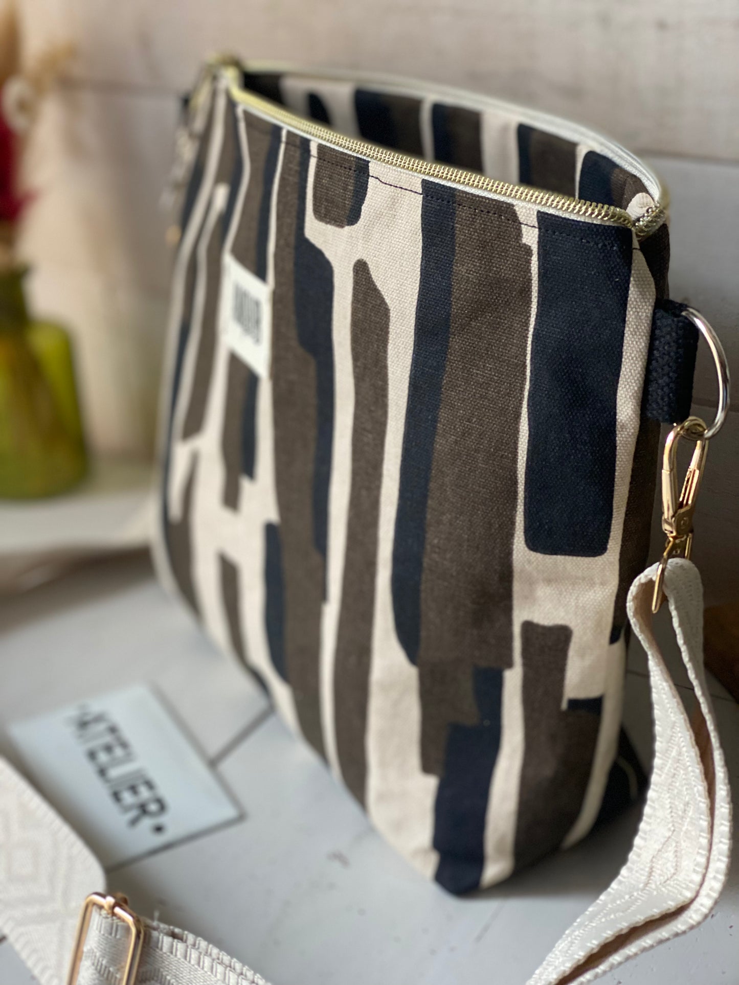 AMOUR FOU , sac bandoulière , une poche intérieure .