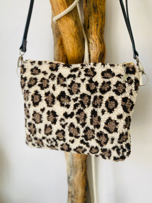 MOUMOUTTE pochette bandoulière en fausse fourrure léopard , sangle cuir
