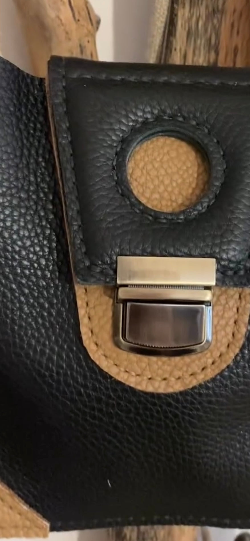 HOLE Sac cuir grainé noir et cappuccino, sangle textile .