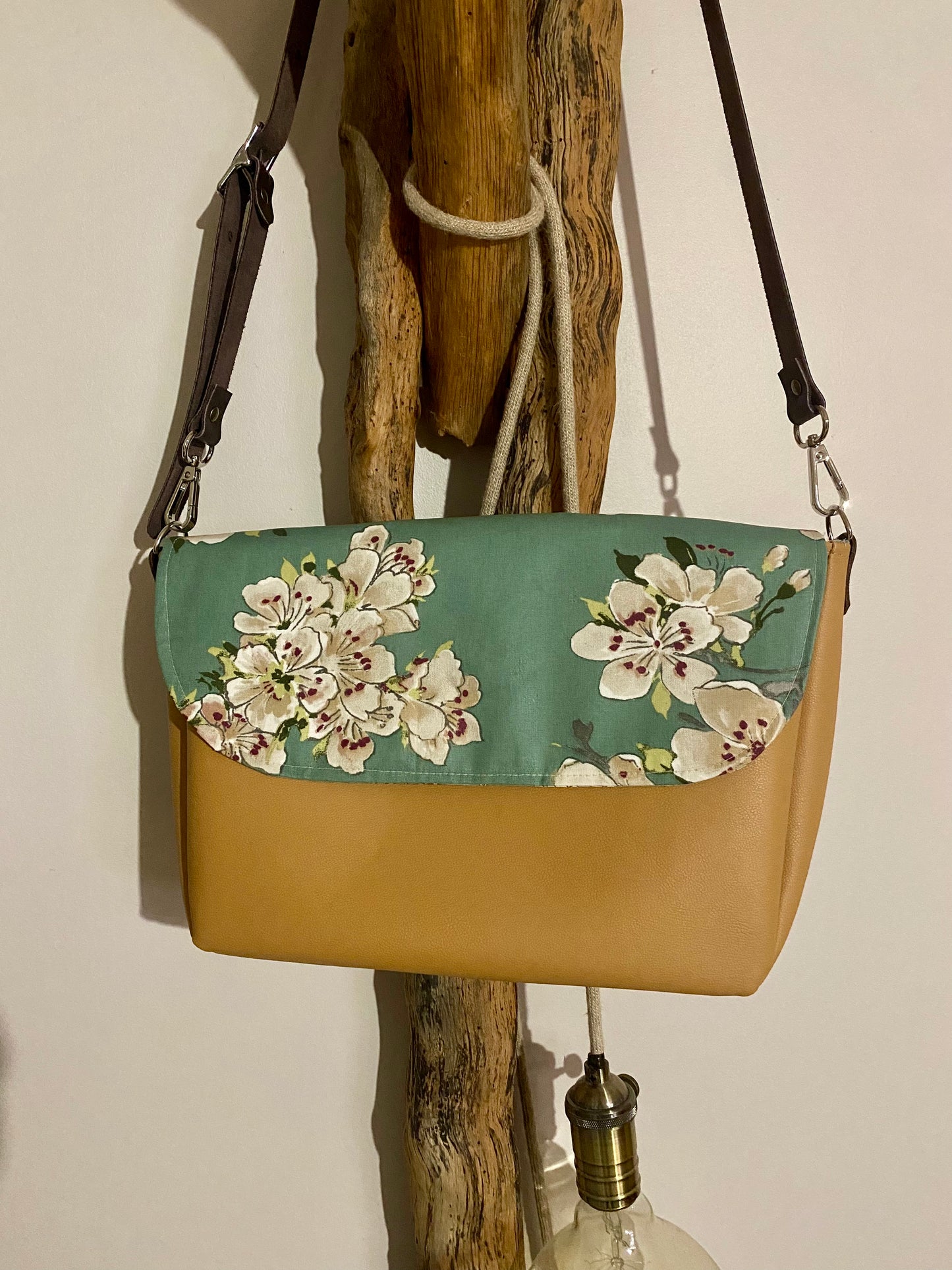 SAKURA sac besace , bandoulière cuir