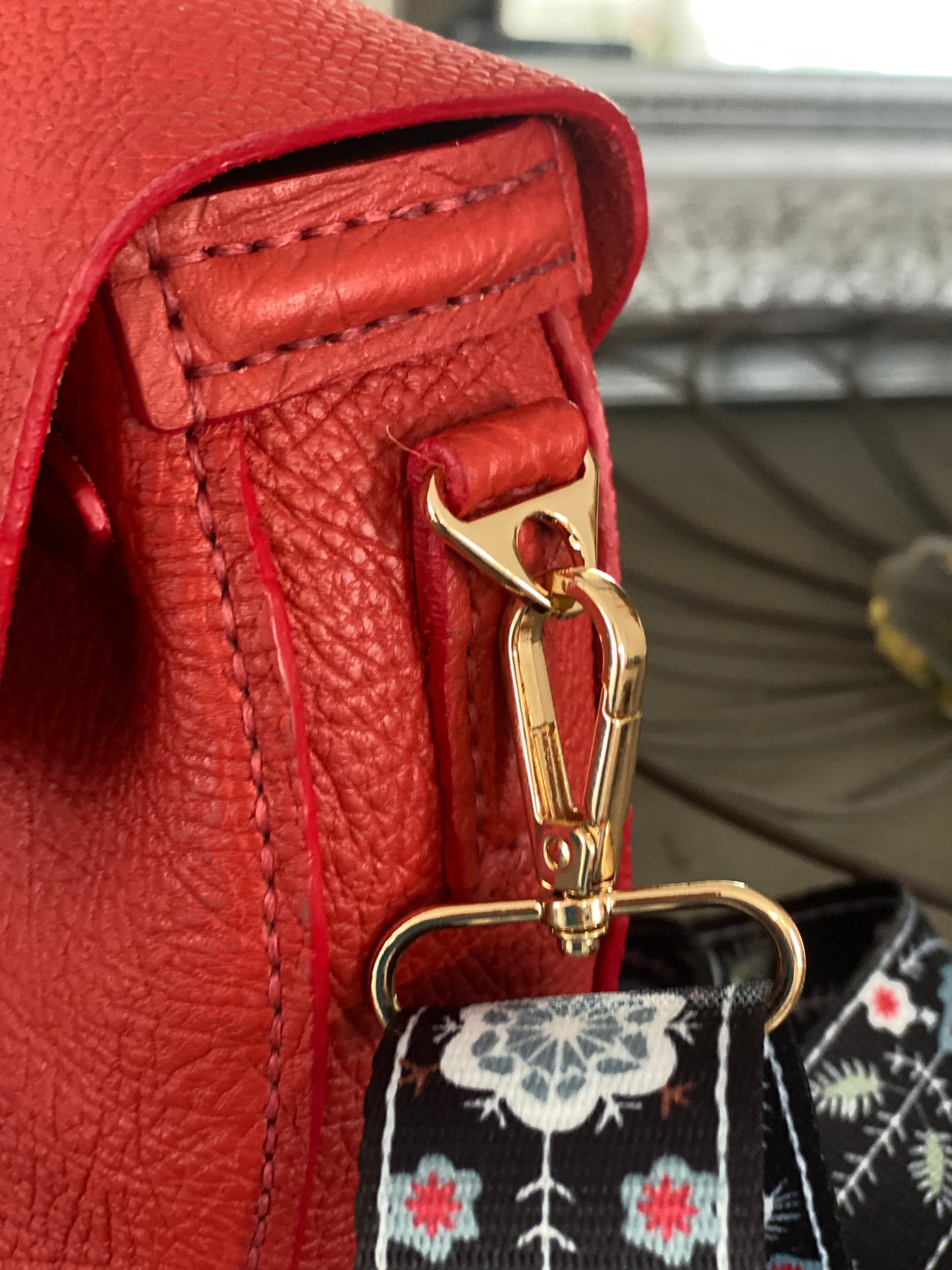 RONDO , sac bandoulière en cuir grainé rouge.