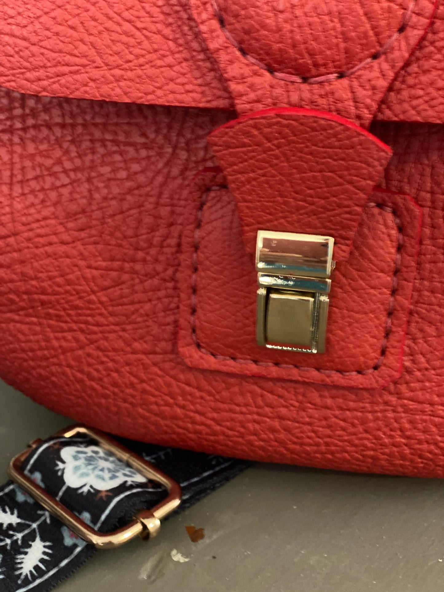 RONDO , sac bandoulière en cuir grainé rouge.