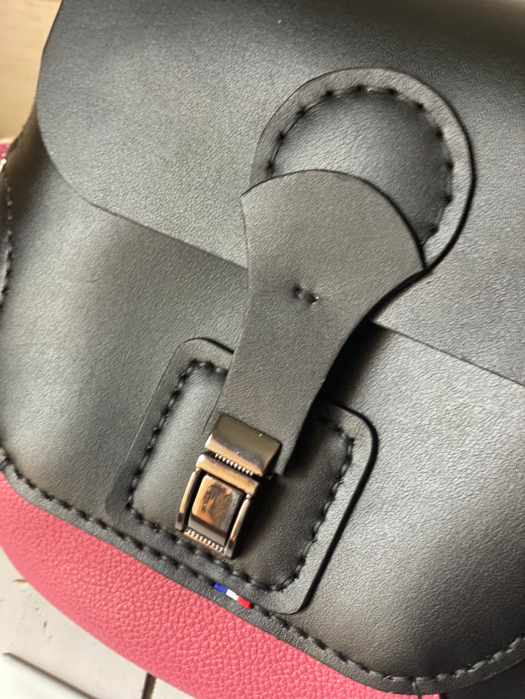 SILLAGE Noir/framboise ,sac cuir , sangle textile .