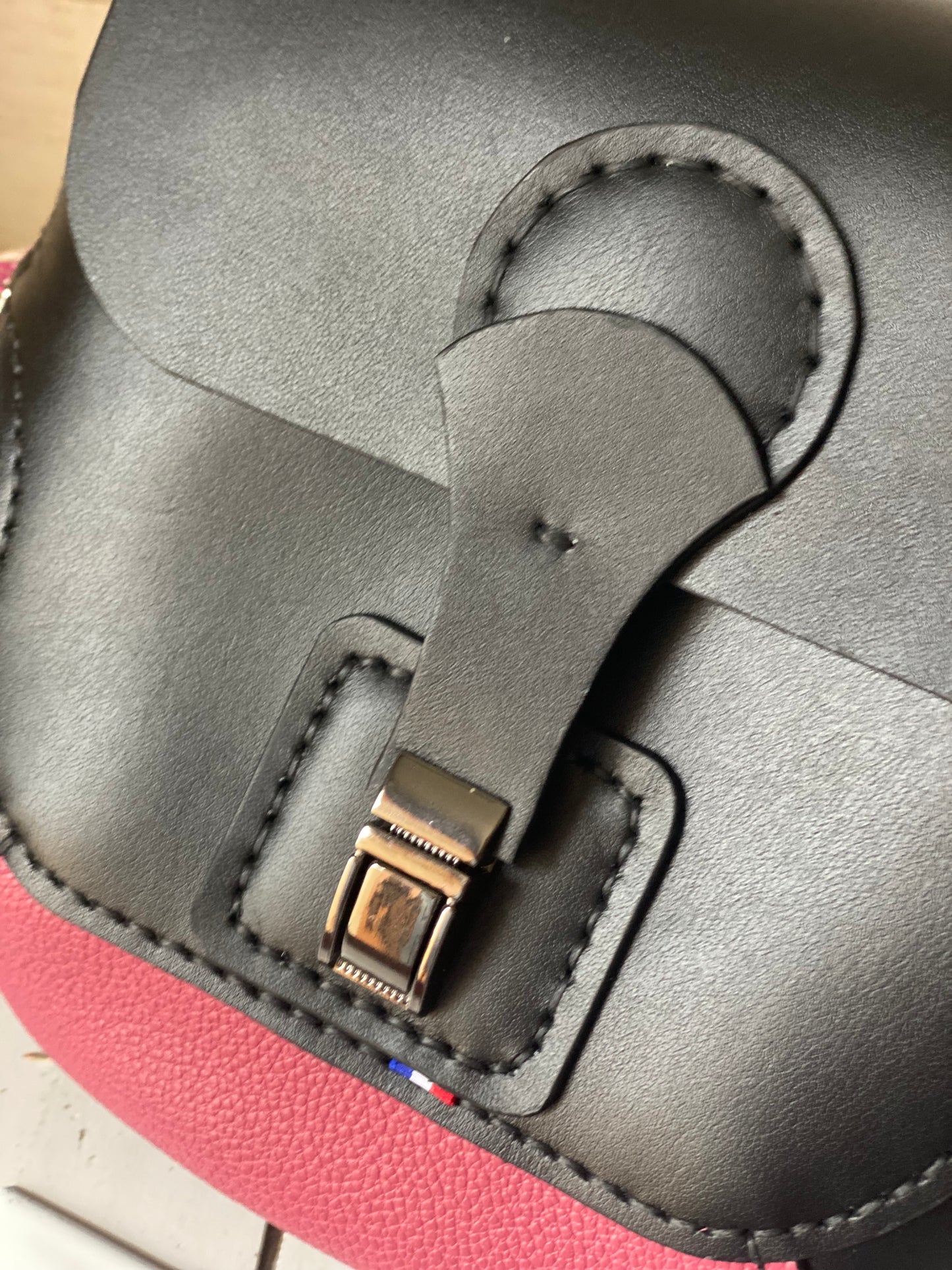 SILLAGE Noir/framboise ,sac cuir , sangle textile .