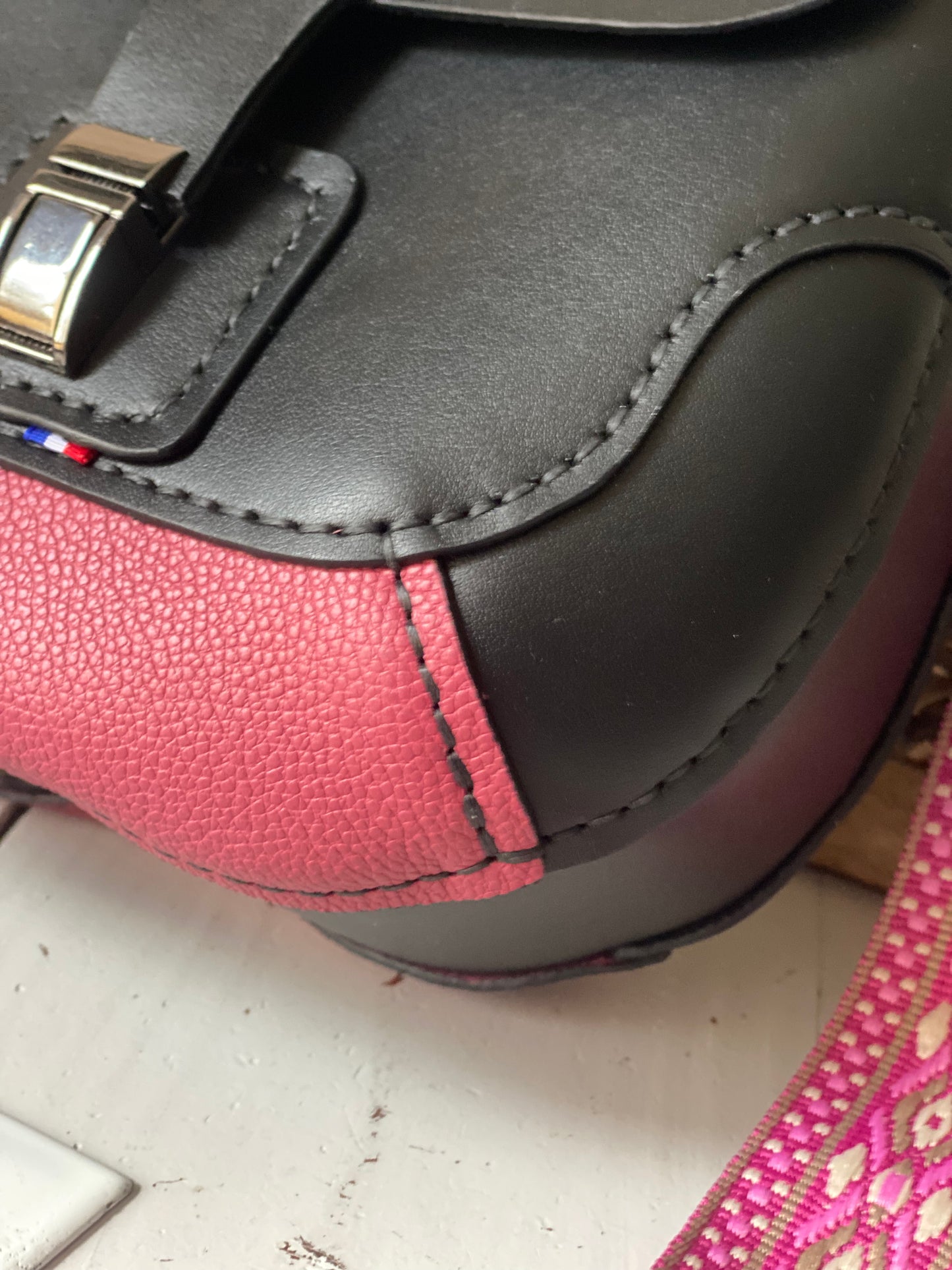 SILLAGE Noir/framboise ,sac cuir , sangle textile .