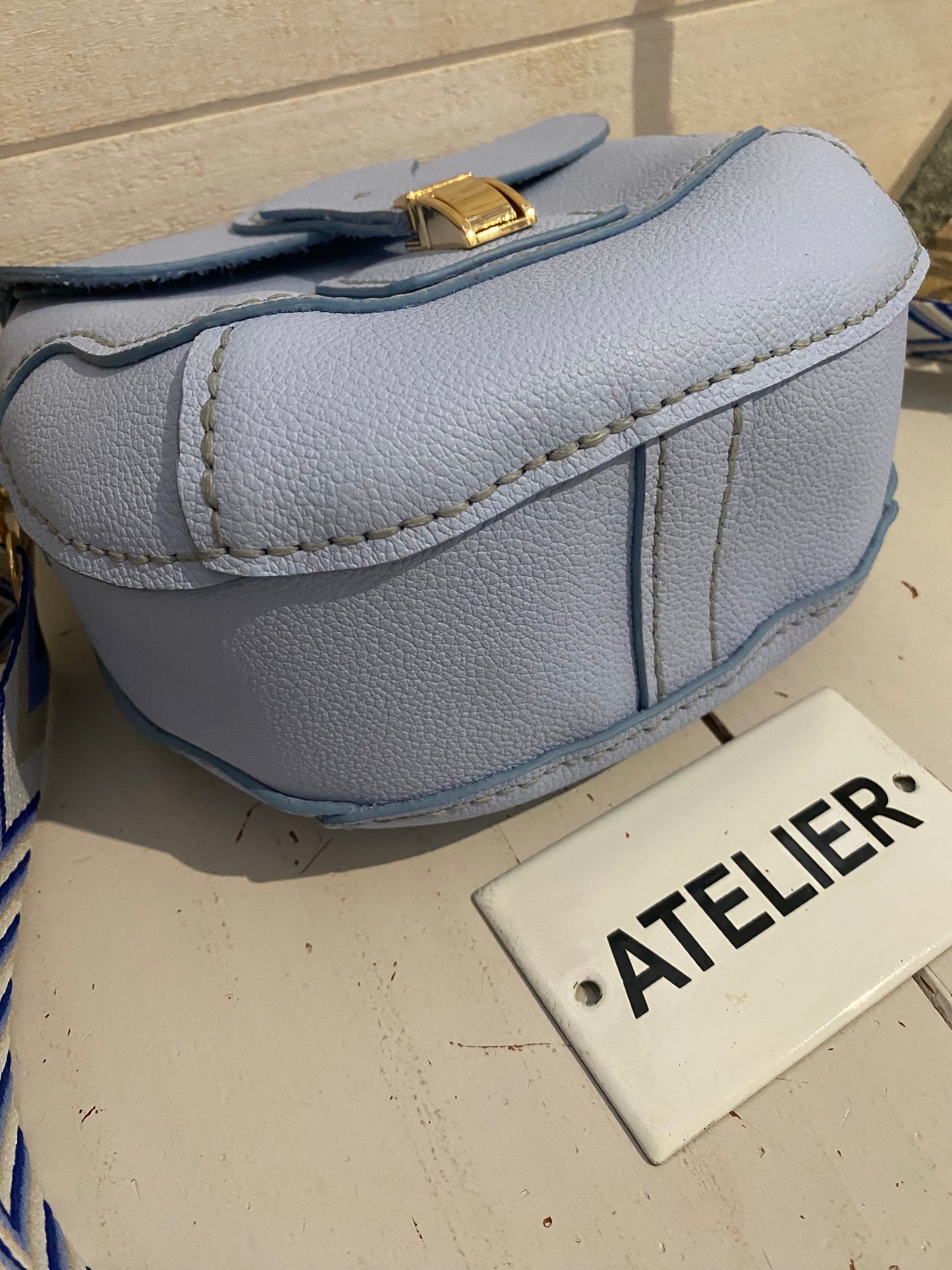 SILLAGE bleu ciel, sac cuir , sangle textile.