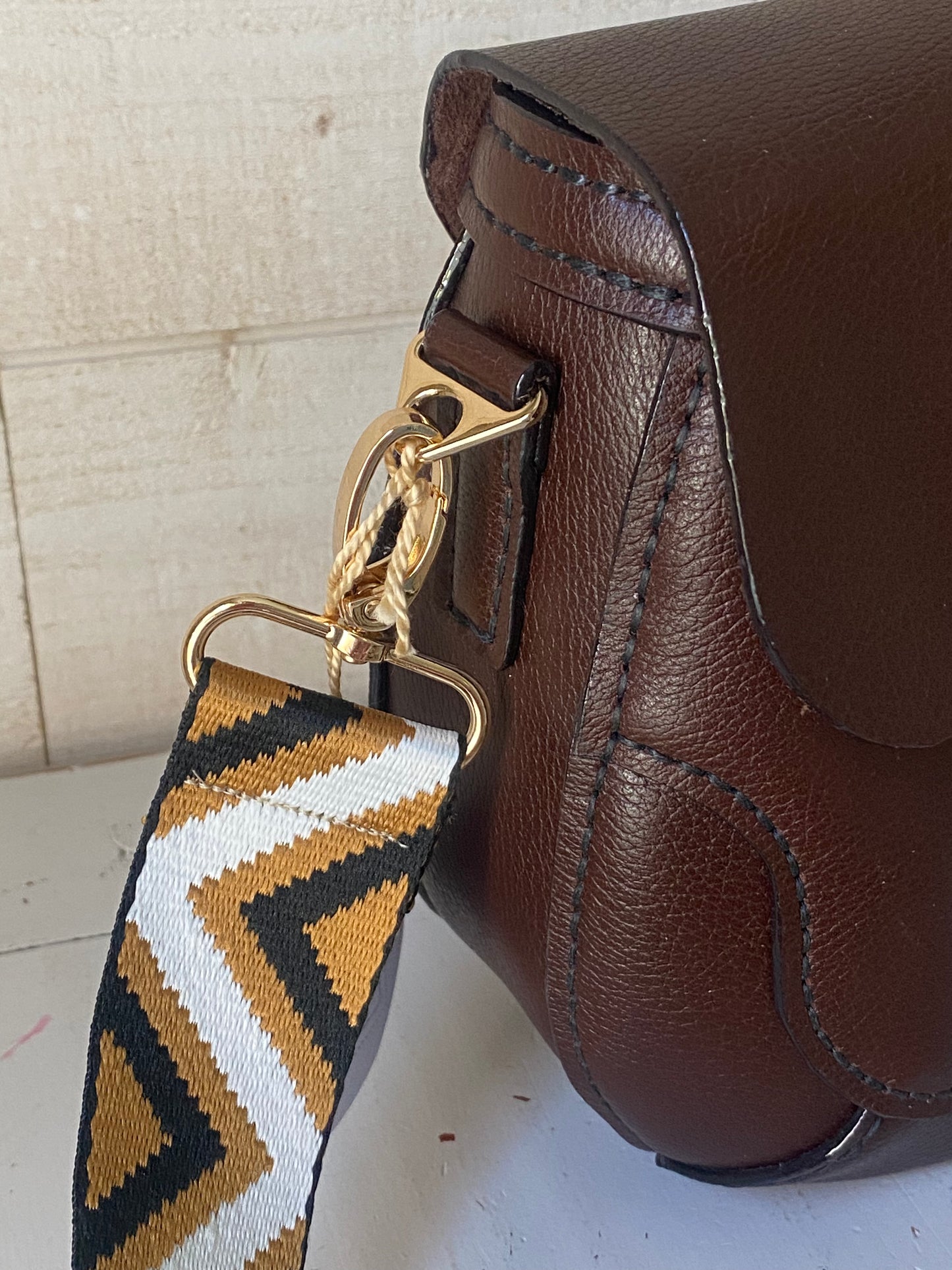 SILLAGE , sac bandoulière en cuir cousu main .