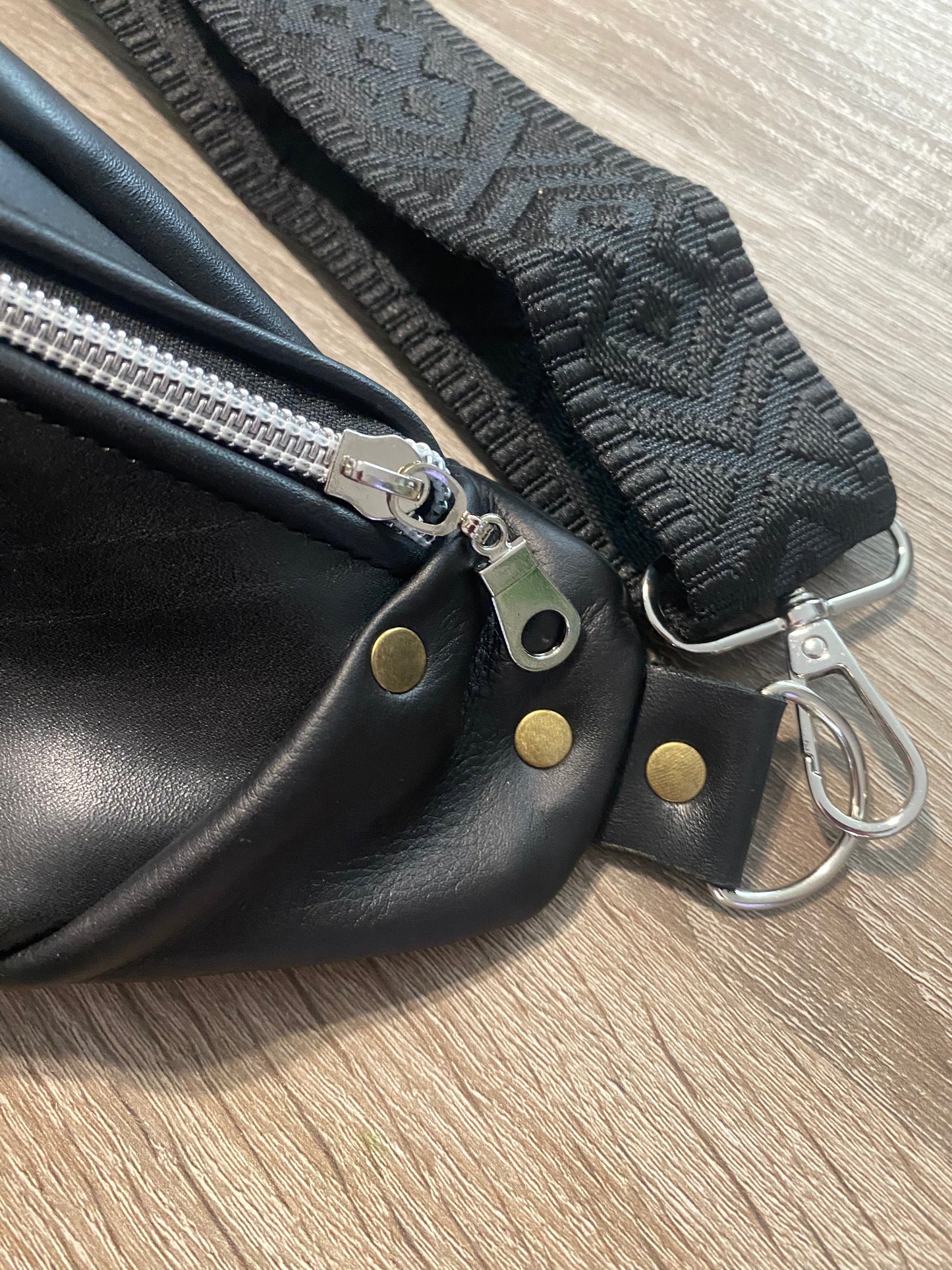 BANANE cuir noir , rivetée.