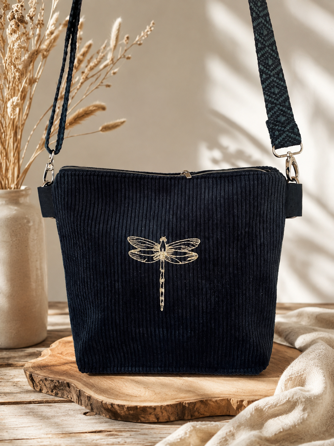 DRAGONFLY , sac bandoulière en velours noir .