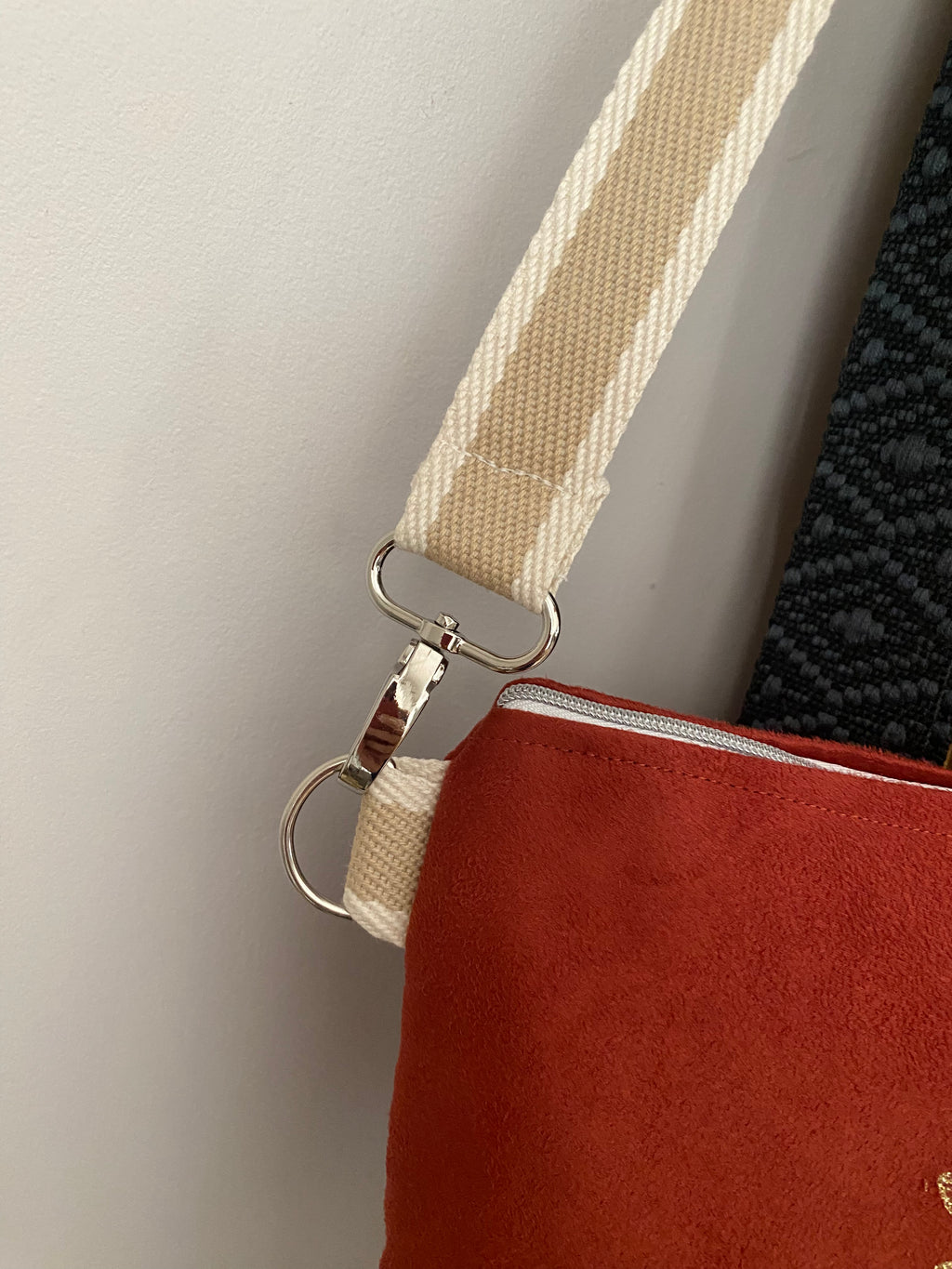 DRAGONFLY , sac bandoulière en suédine brique