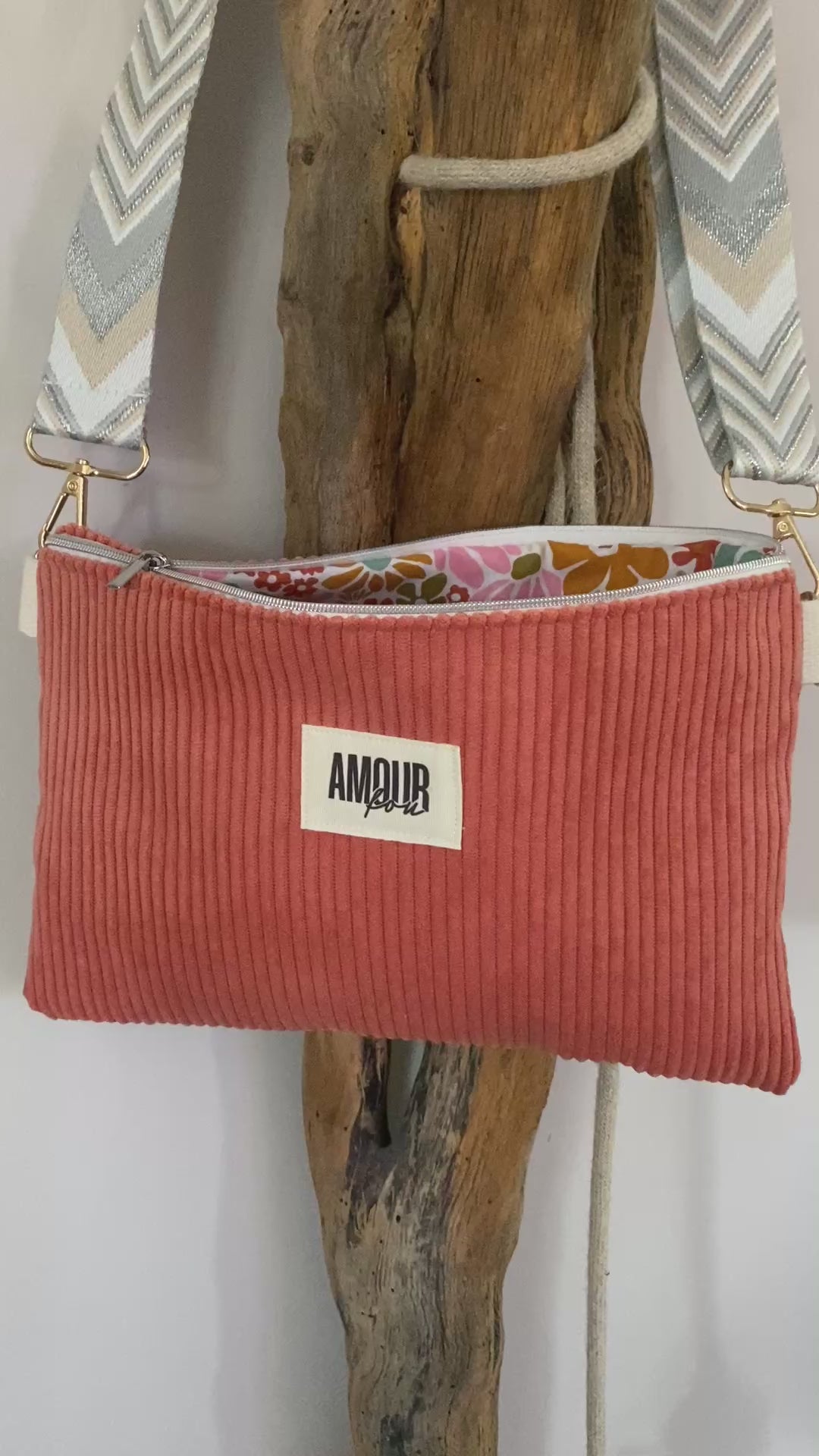 ROSE POUDRÉ pochette bandoulière doublée , en velours rose poudré .