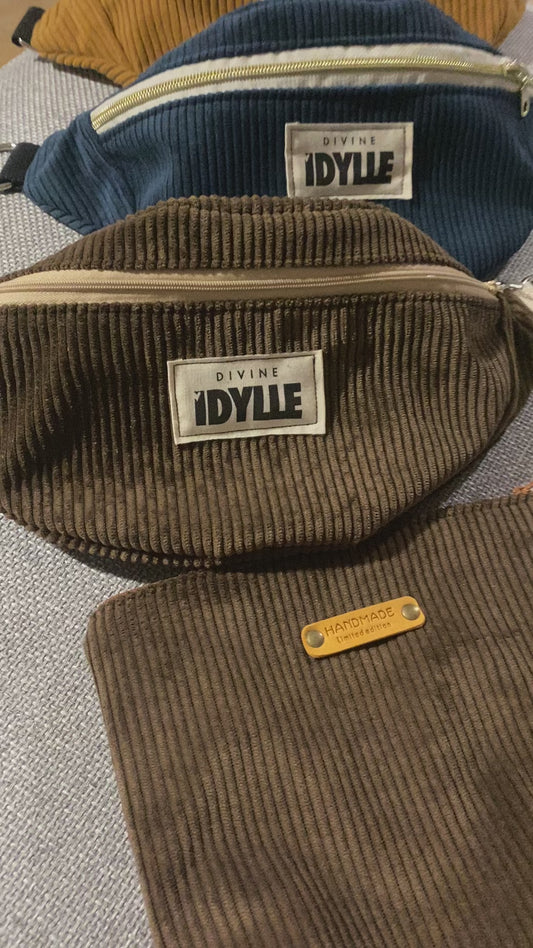 SACS BANANE velours , sangle au choix .